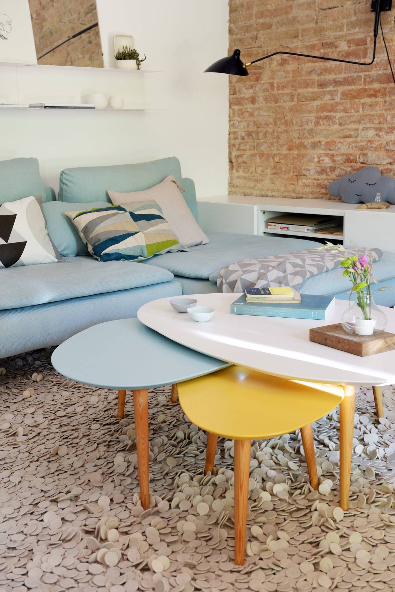 Salón moderno con mesas de centro de colores. 