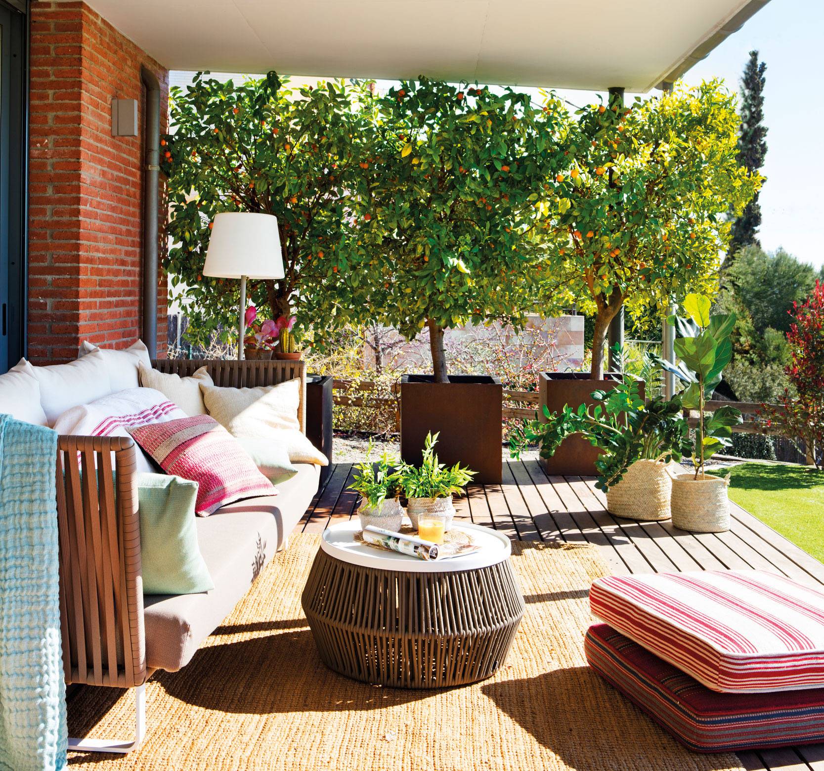 Terraza con mesa de centro de cuerda. 