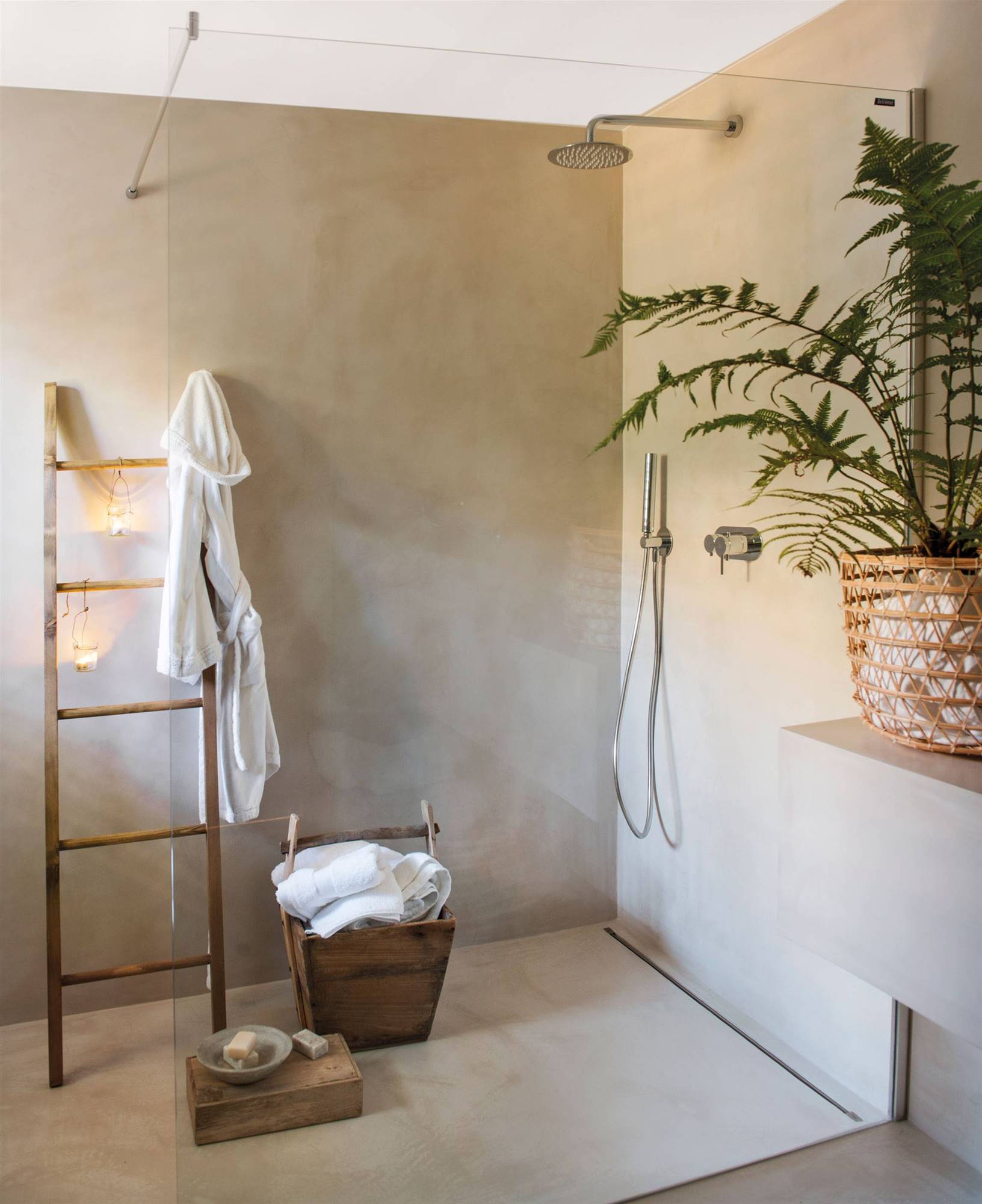 Ducha revestida con microcemento.