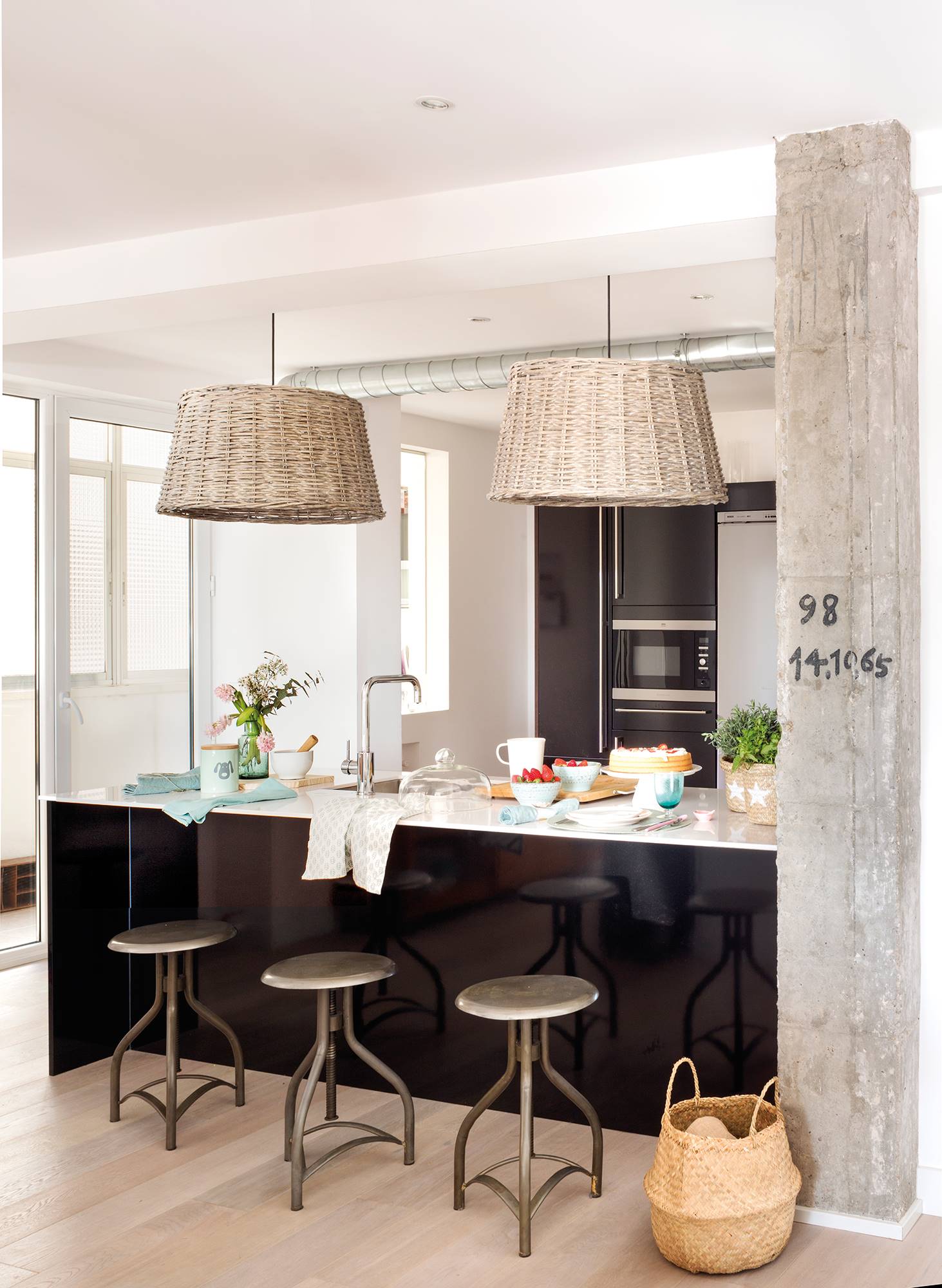 Cocina abierta con muebles lacados en negro. 