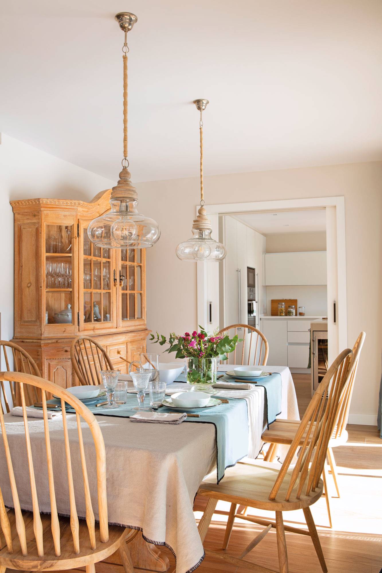 Comedor con sillas y aparador de madera natural.
