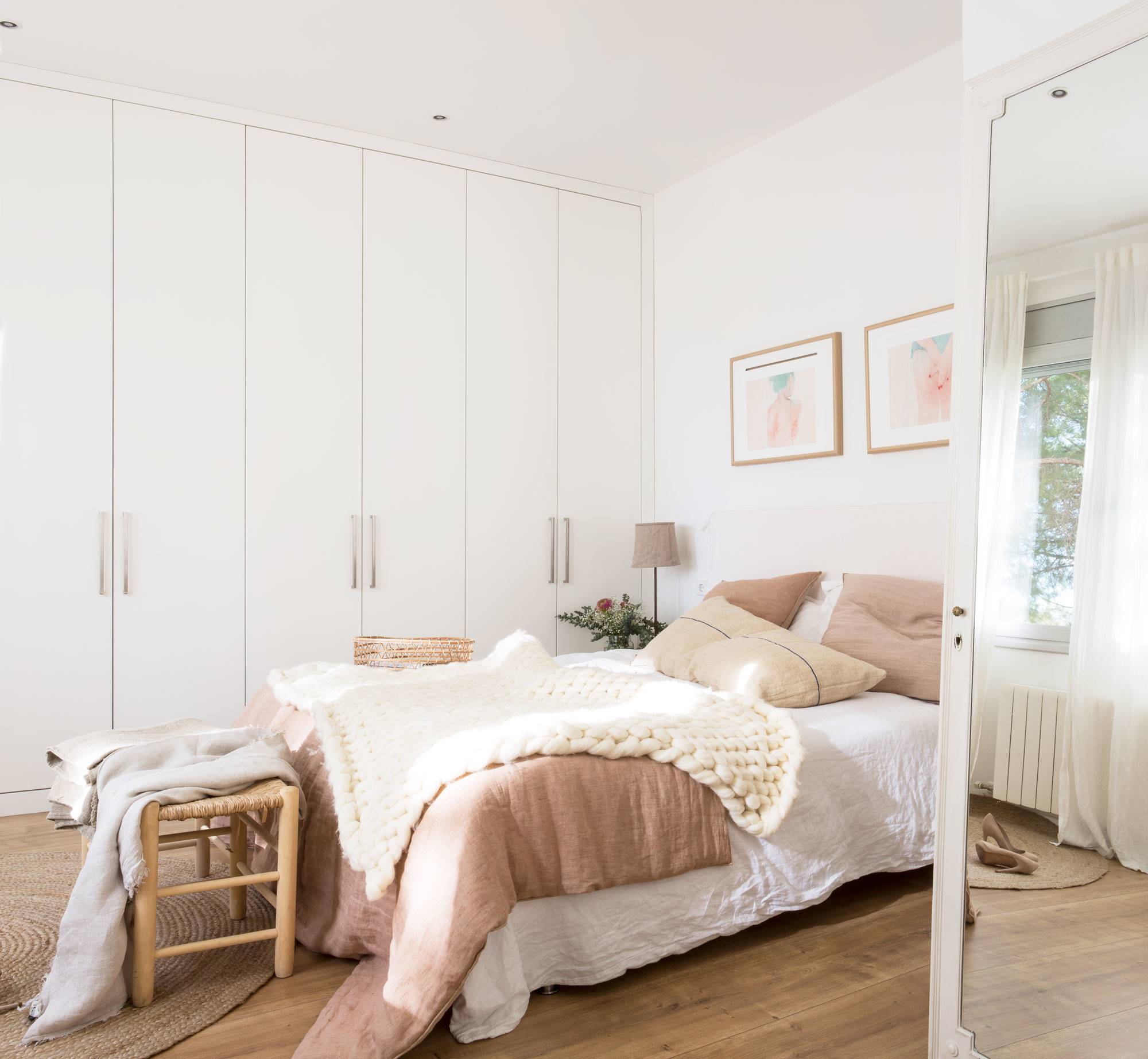 Dormitorio con textiles en colores tierra.