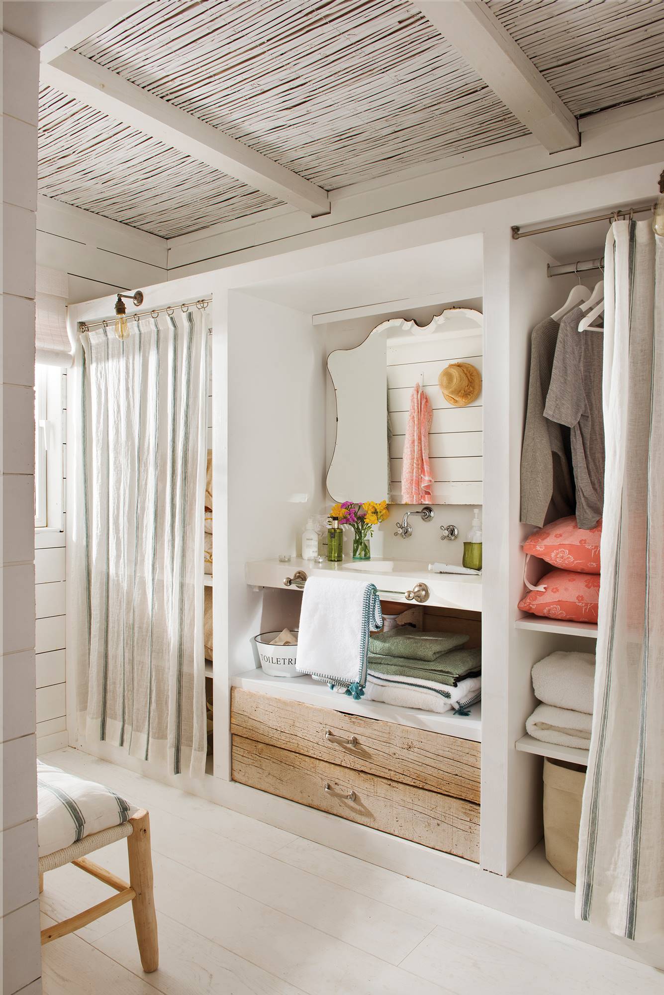 Baño con espejo de estilo vintage. 