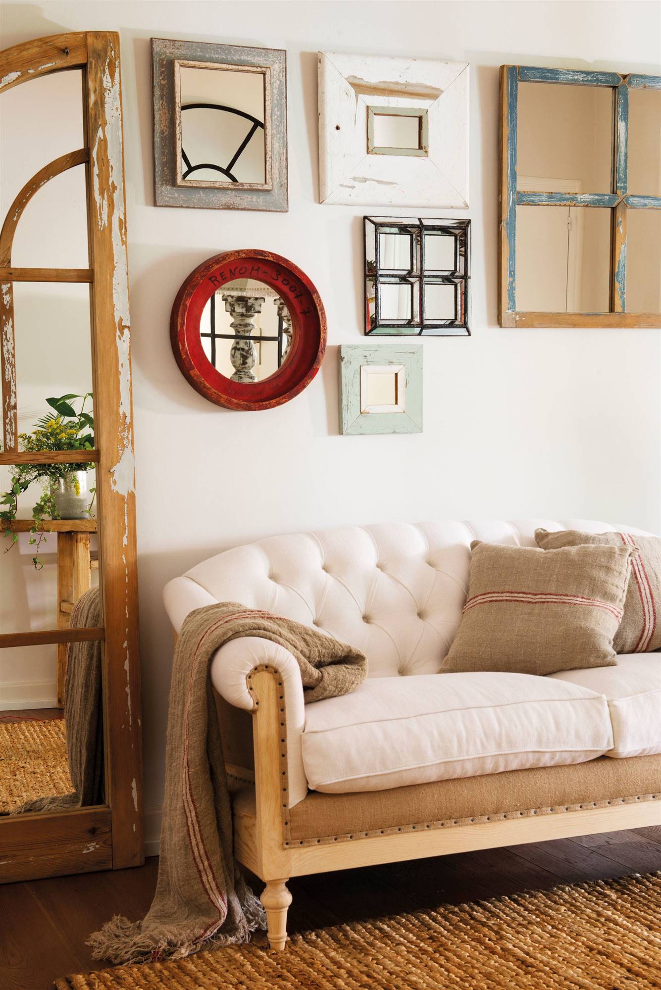 Salón con la pared decorada con espejos.