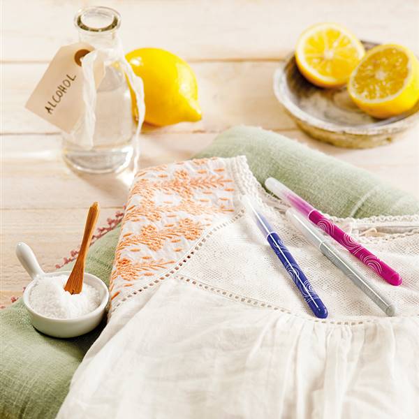 Detalle de limones, alcohol, sal, prendas de vestir