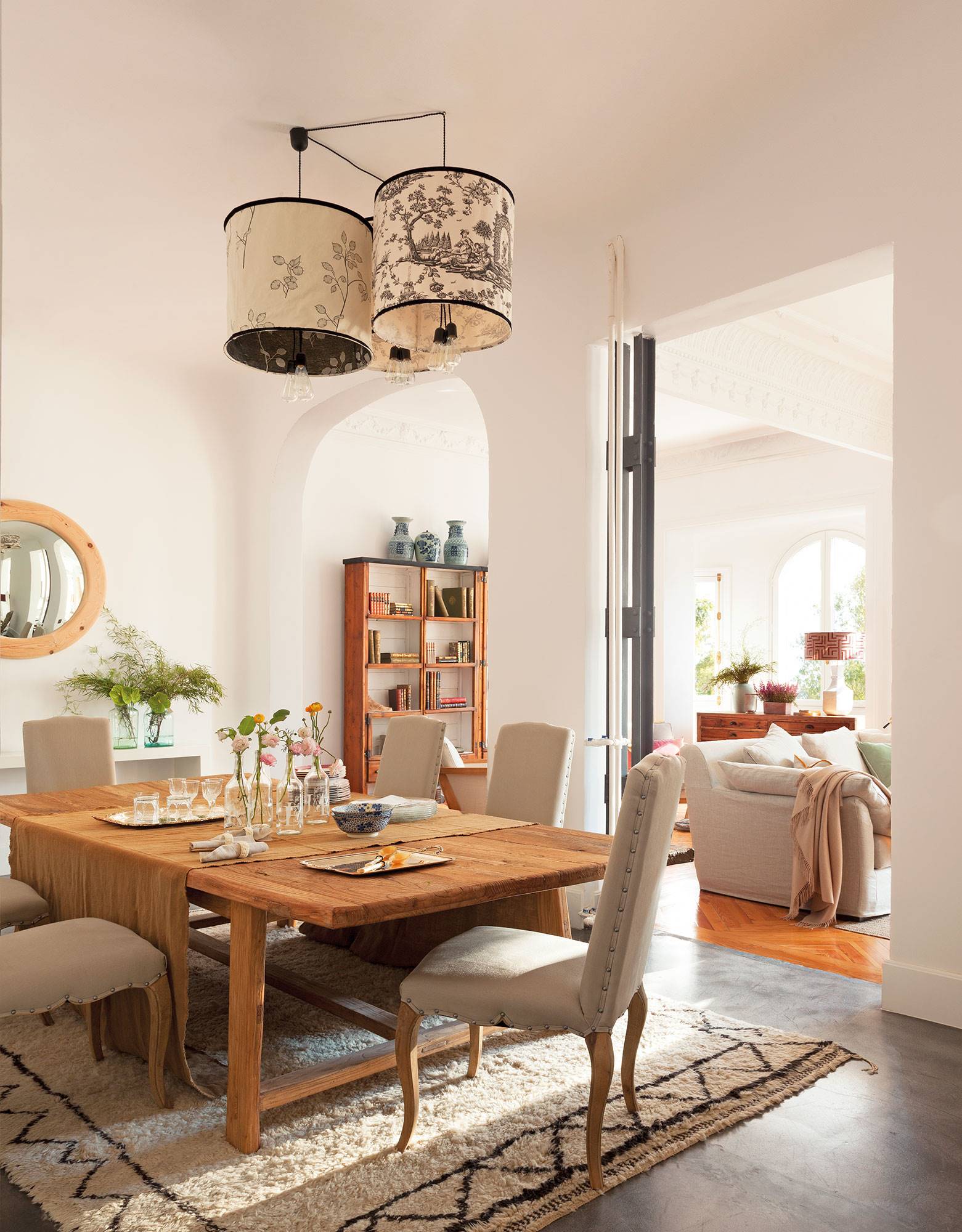 comedor-abierto-al-salon-con-gran-mesa-de-madera-y-sillas-tapizadas 00371974 