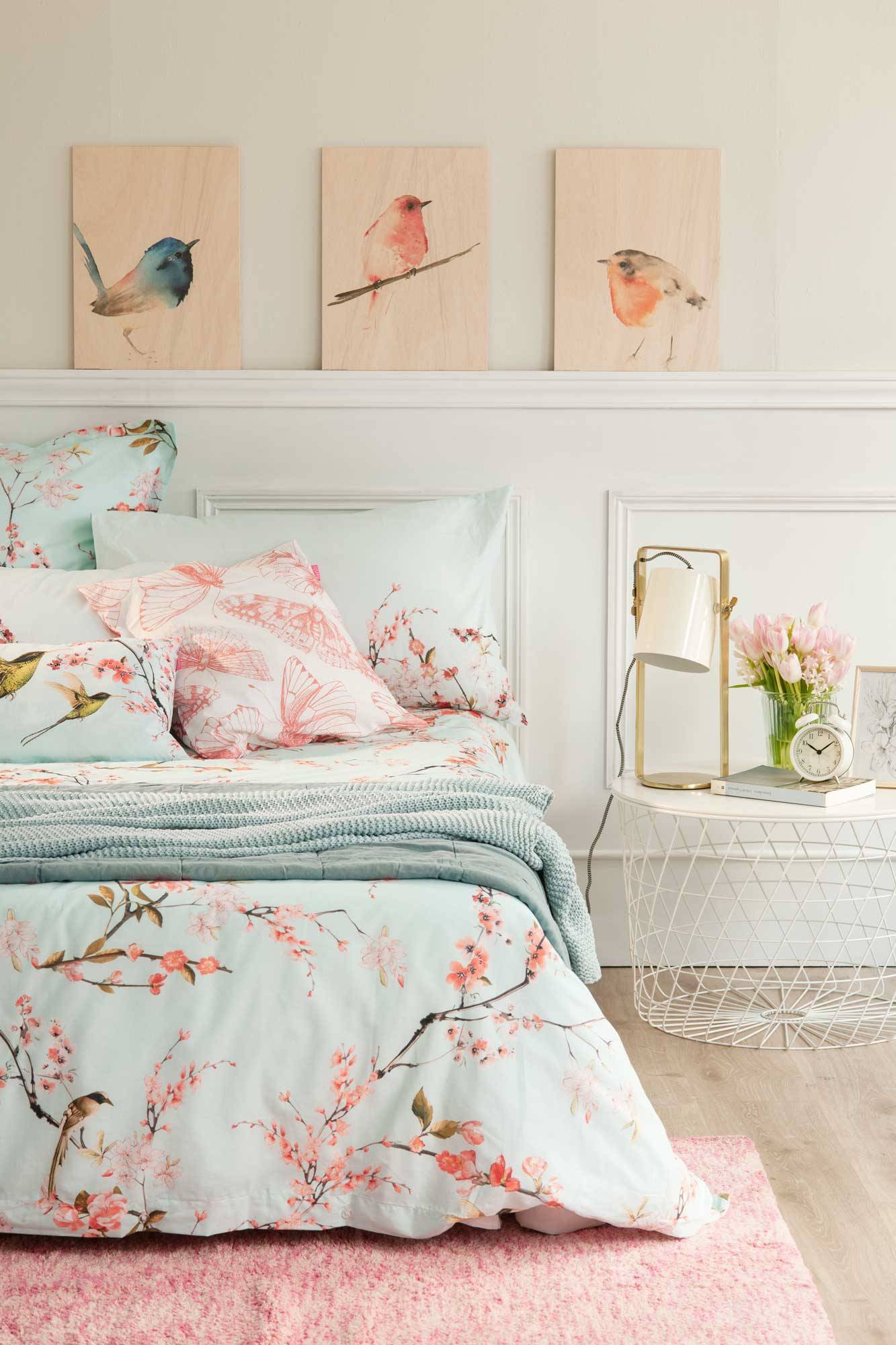 dormitorio-romantico-con-ropa-de-cama-de-flores-00508354 O
