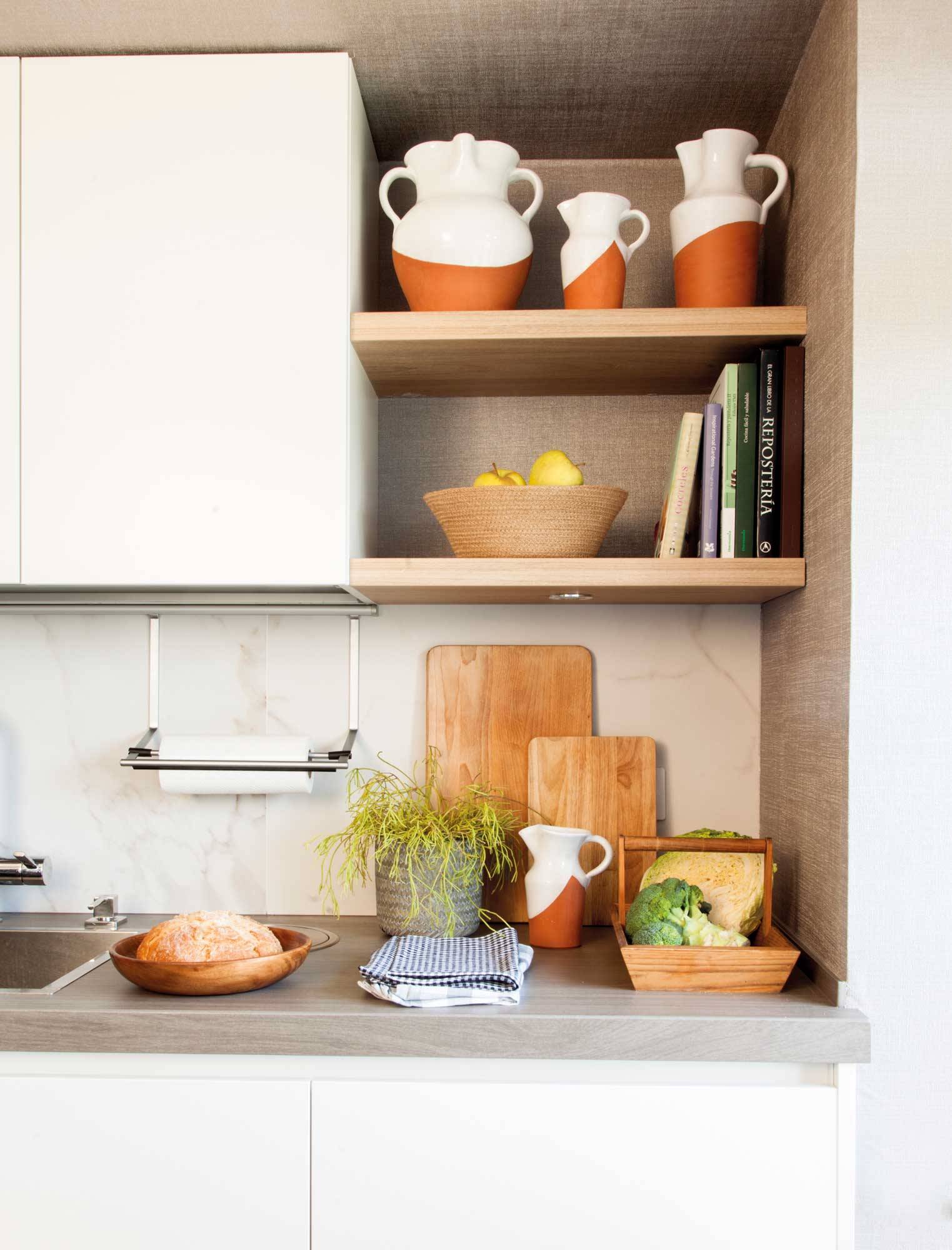 Cocina con encimera efecto madera y frente veteado