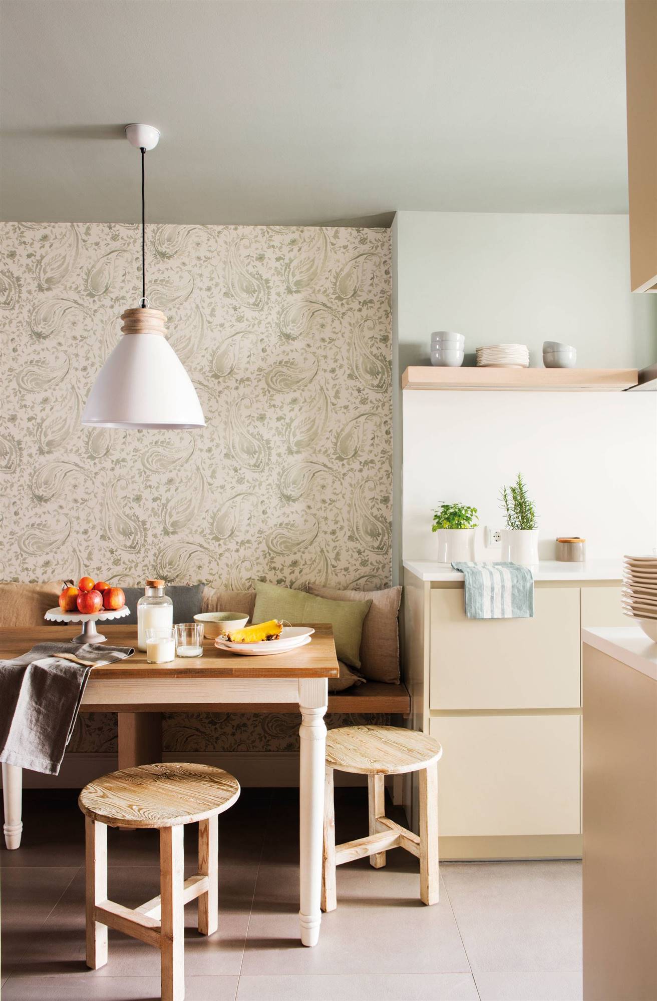 Cocina con papel pitado en el office. 