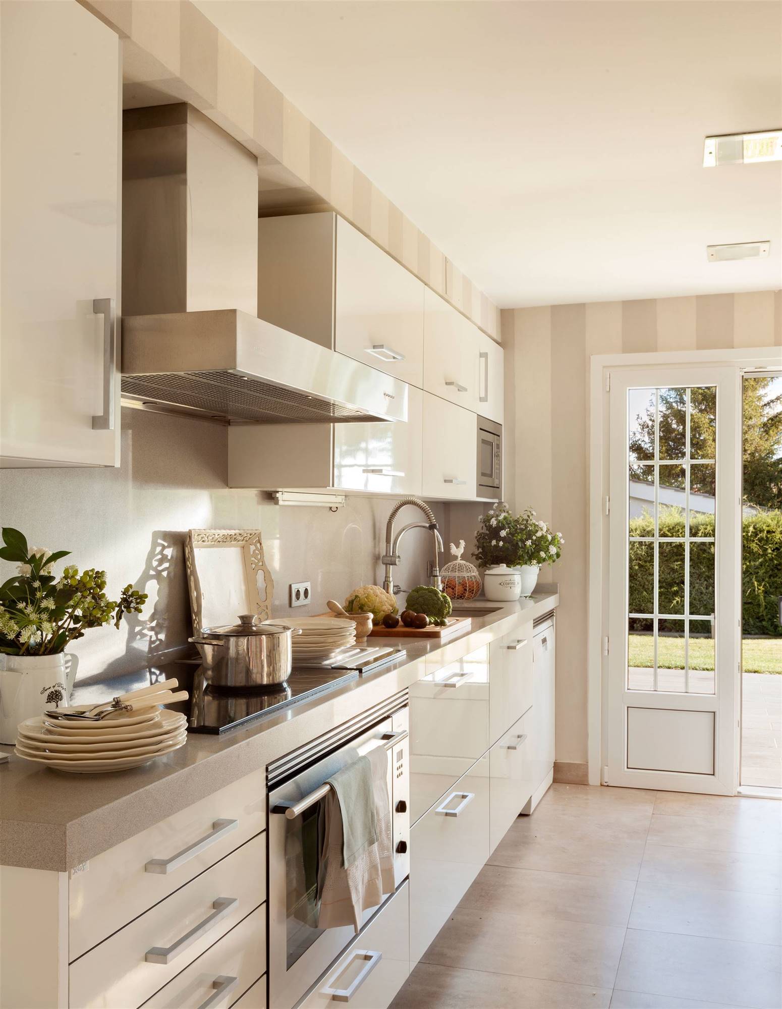 Cocina con papel pintado de rayas.