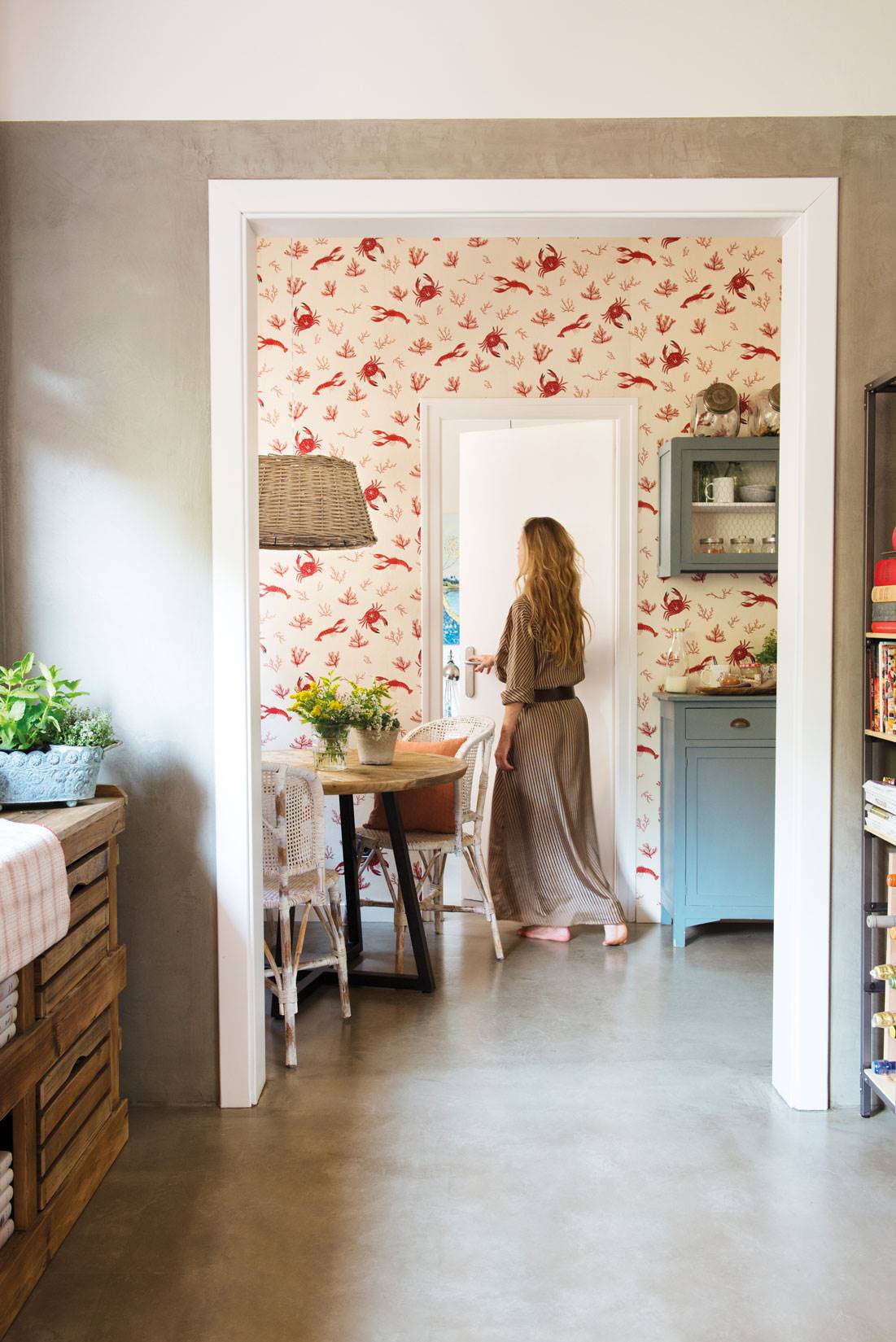 Cocina con papel pintado y suelo de microcemento. 