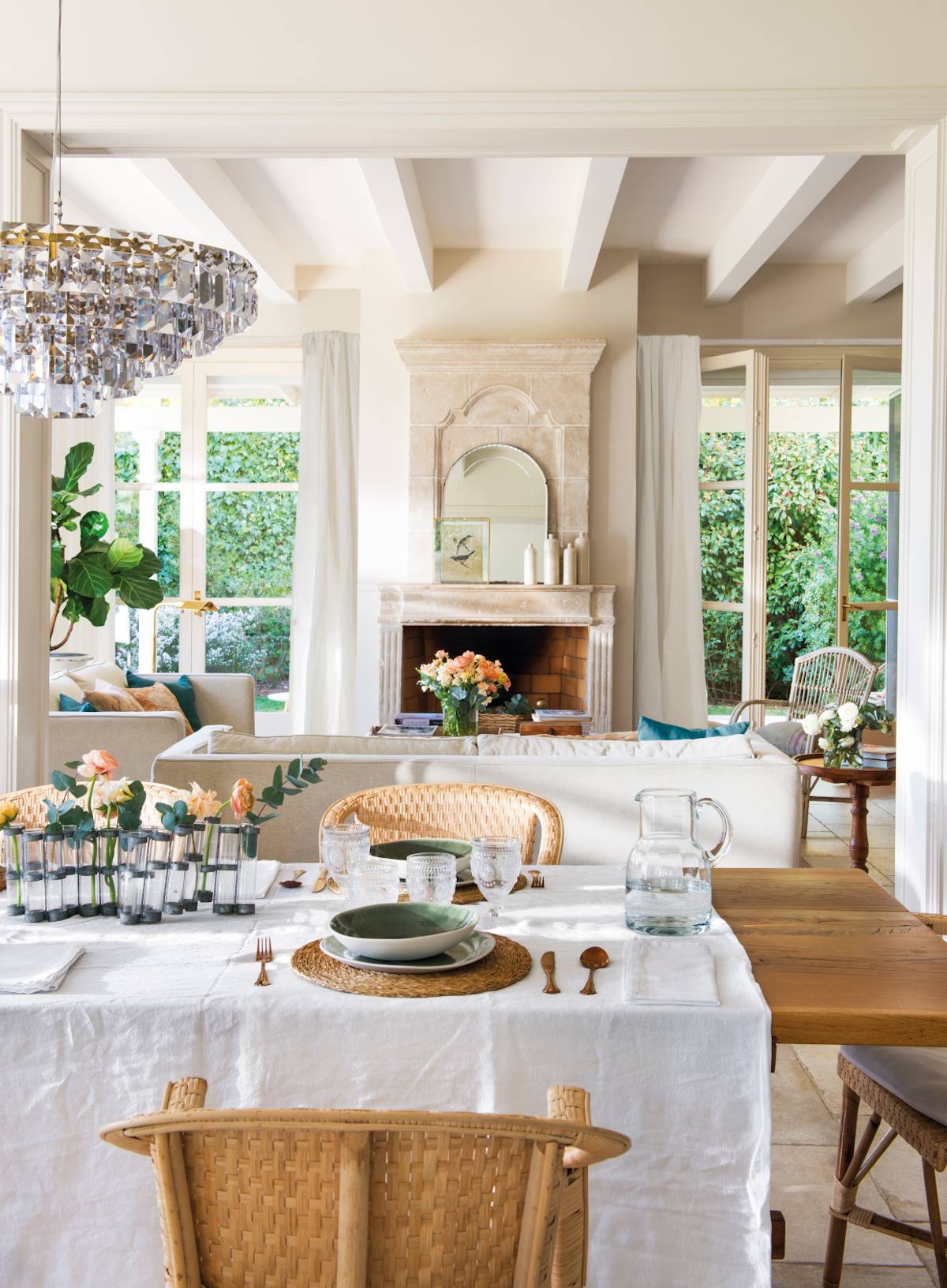 Salón con chimenea y espejo