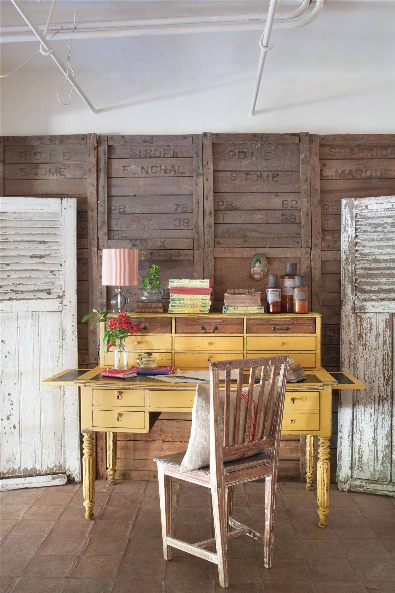 Escritorio antiguo pintado con chalk paint amarilla 00349173