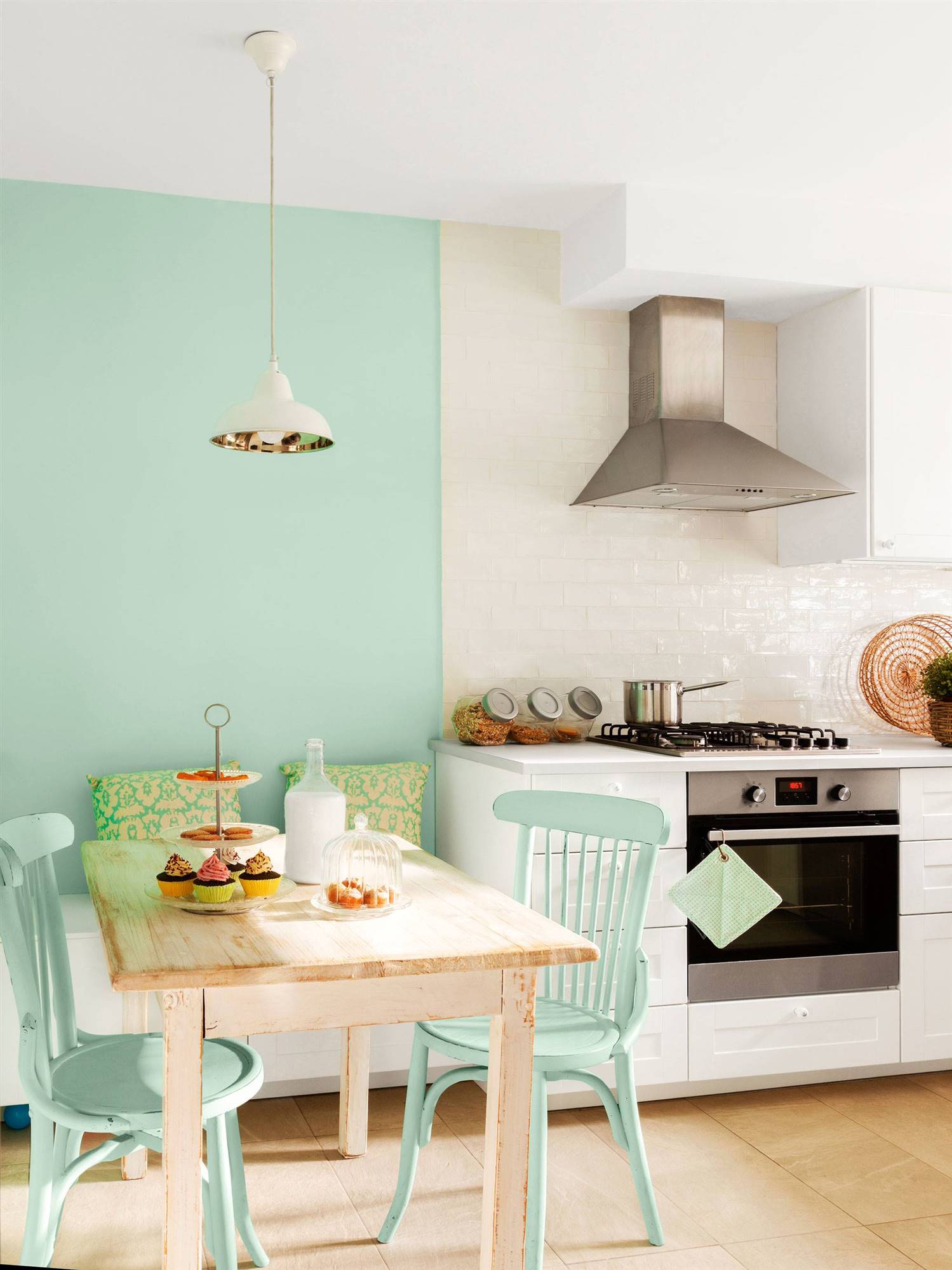 Cocina con office con mesa de madera y sillas pintadas con chalk paint mint 00405982