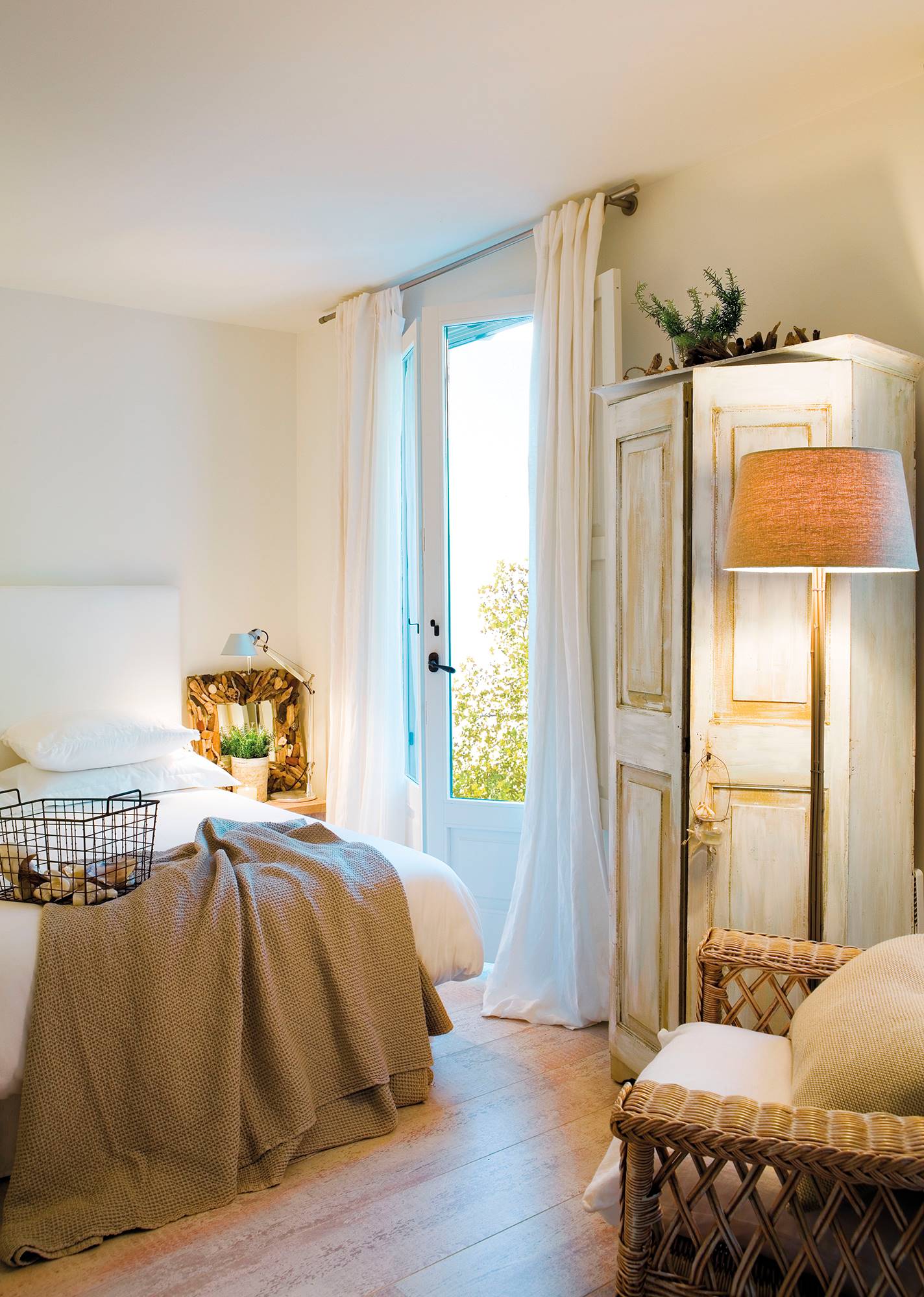 Dormitorio con lámpara de pie encendida y butaca 0357389