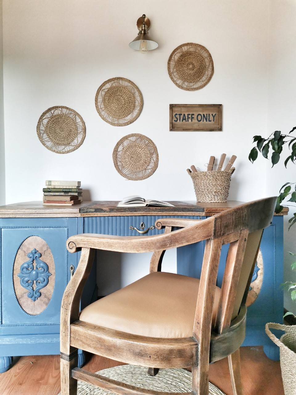 Escritorio antiguo restaurado y pintado con chalk paint azul 20200423 094928-01