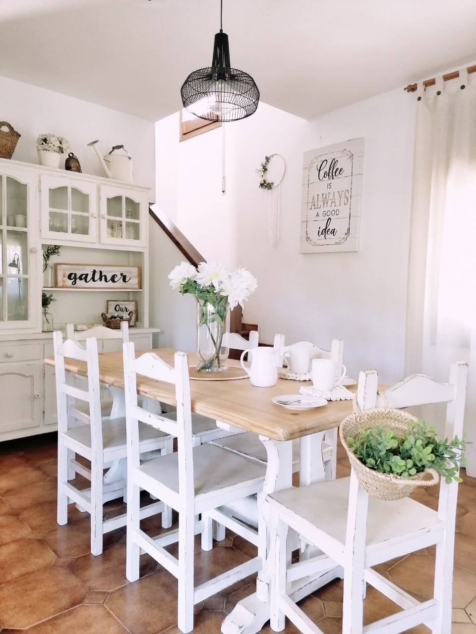 Comedor de estilo rústico con mesa y sillas pintadas con chalk paint blanca 20200526 171231