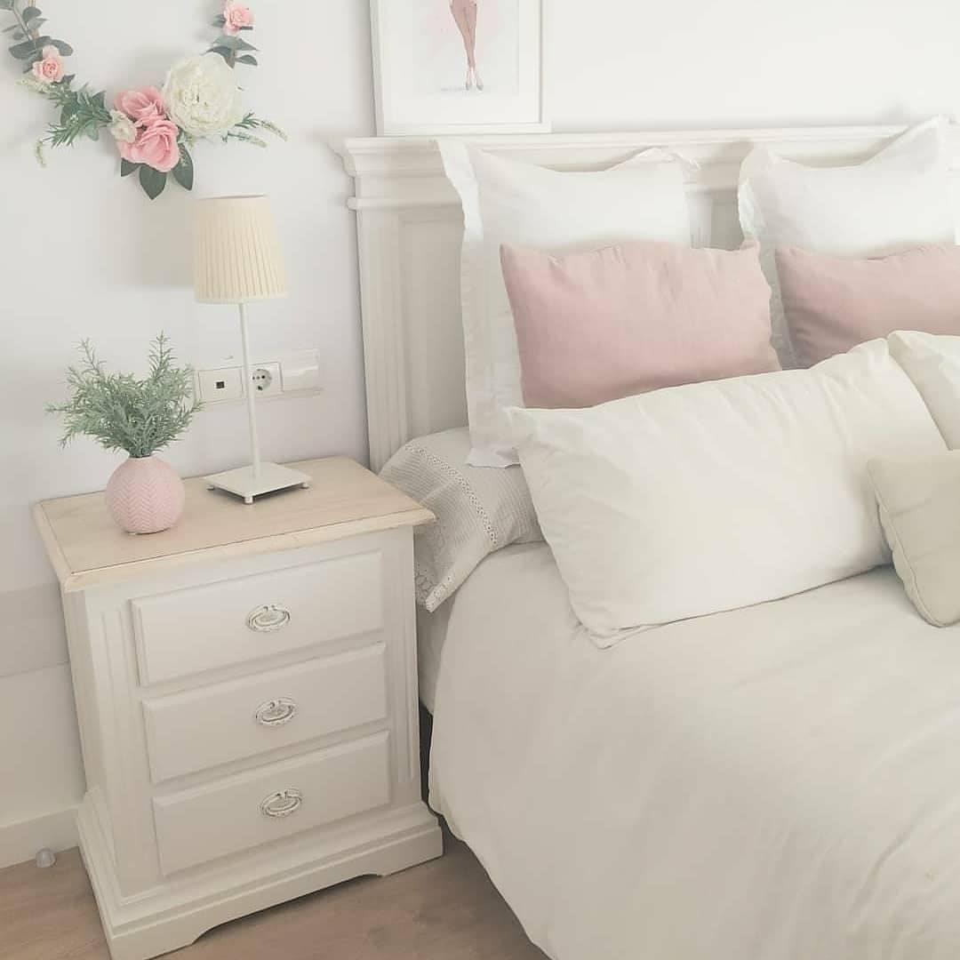 Mesita de noche pintada con chalk paint blanca