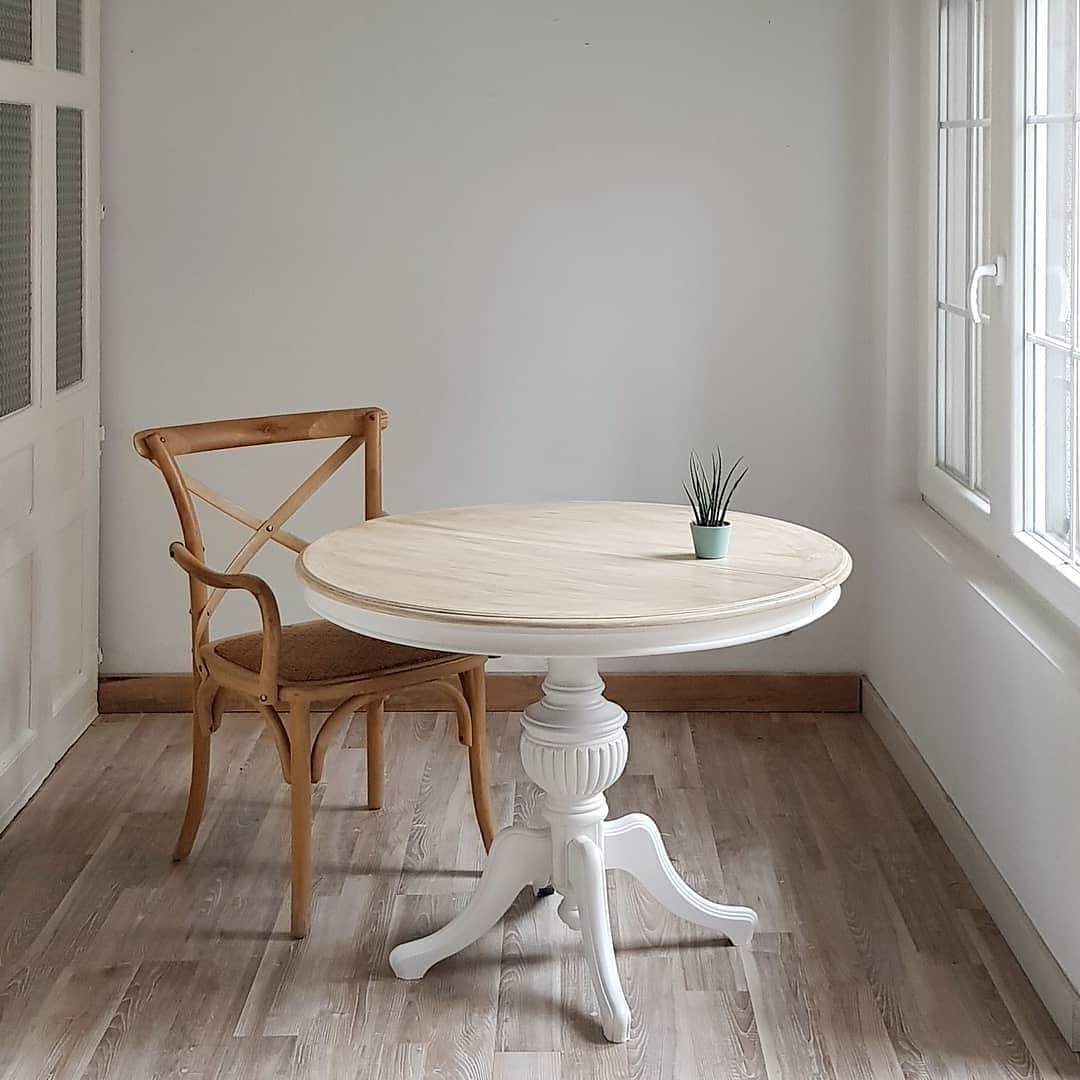 Mesa de comedor antigua restaurada con madera decapada y pintada la tiza en color blanco