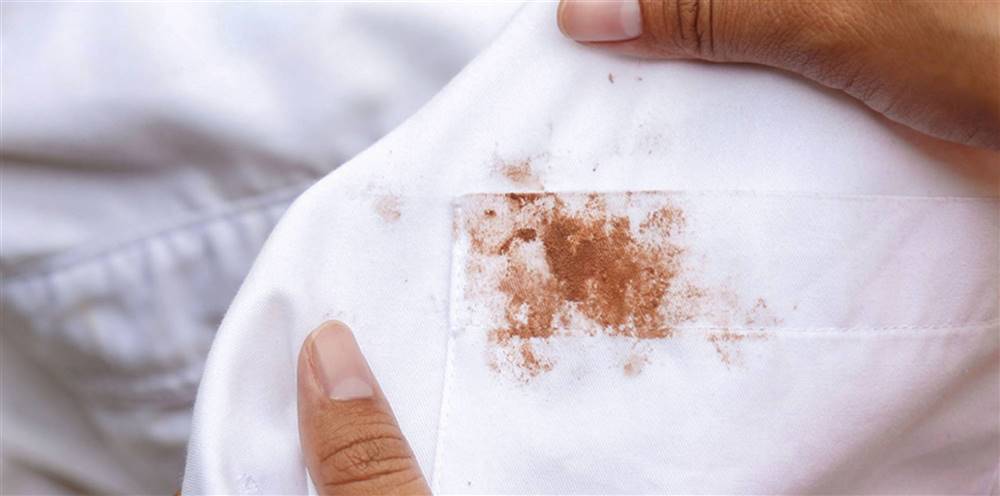 Mancha de chocolate sobre camisa