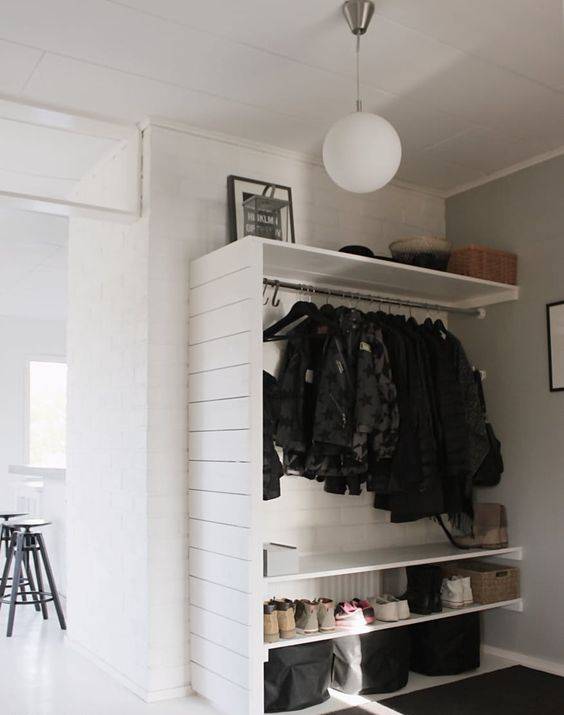 Mueble de madera blanco con colgador y zapatero
