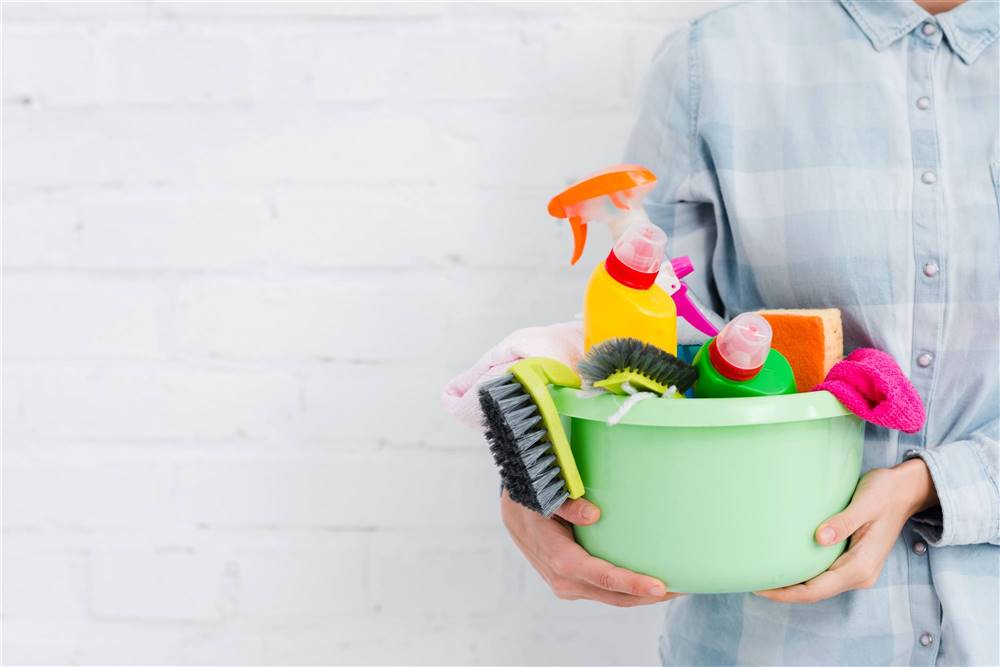 mujer-con-productos-de-limpieza-freepik