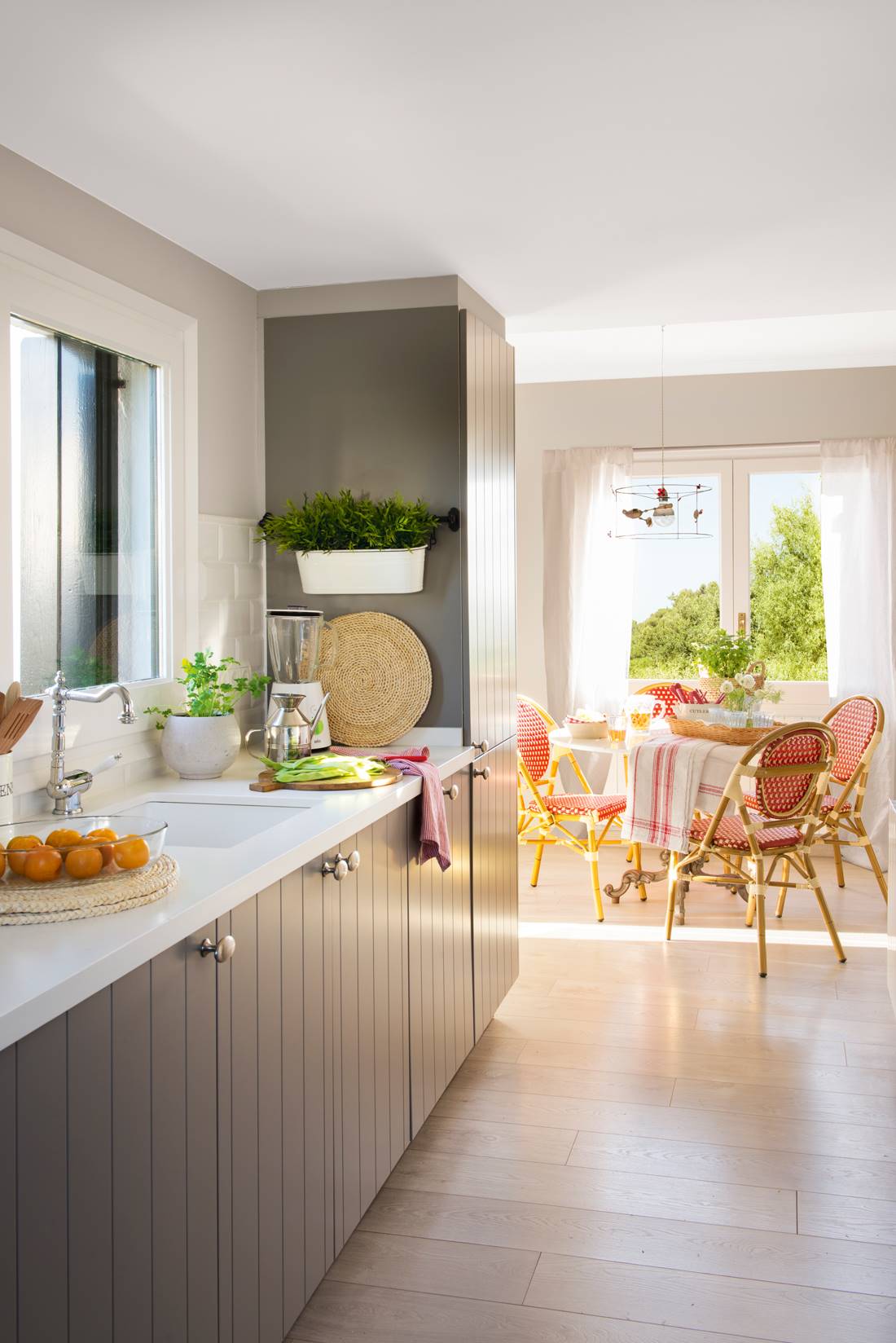 Cocina con muebles grises con office_00427816