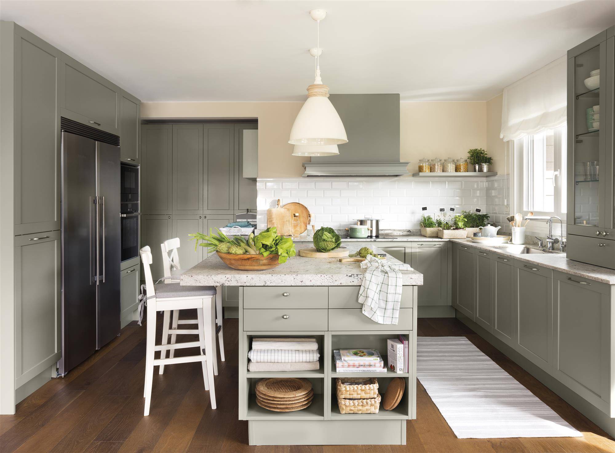 Cocina con muebles de color gris y isla central_00469084
