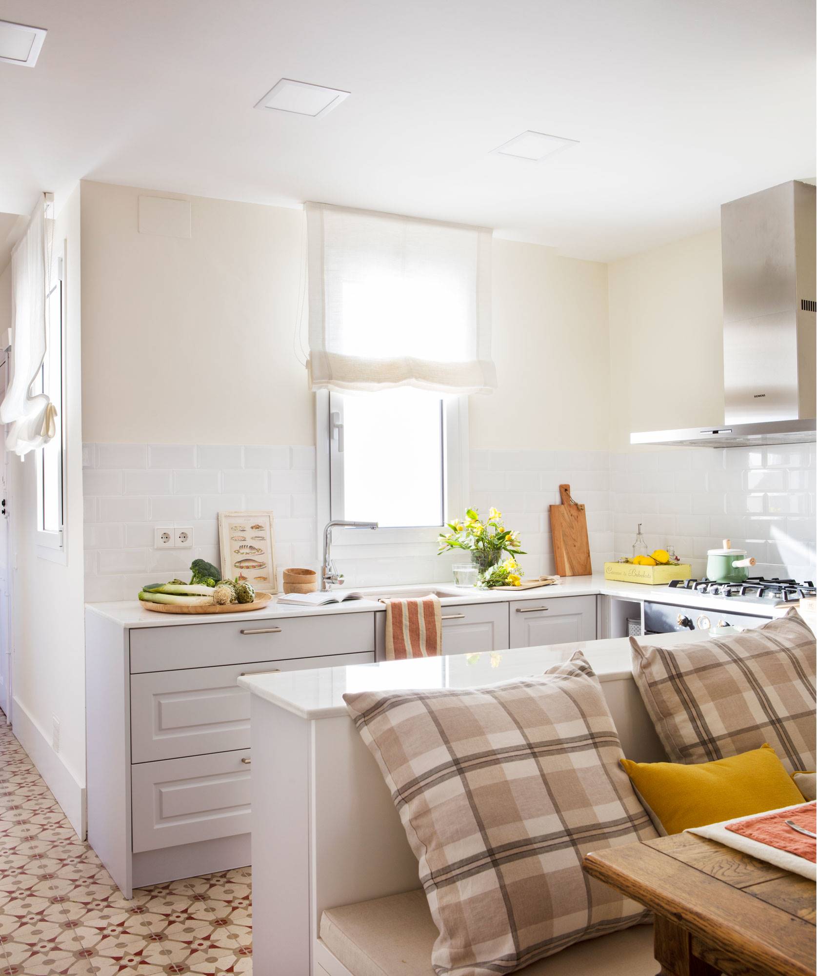 Cocina pequeña en "U" con muebles de color gris_00480695 O