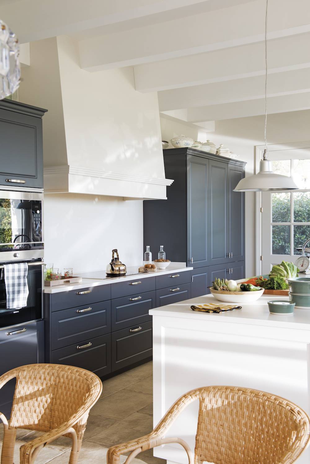 Cocina campestre muebles grises oscuros_00503698
