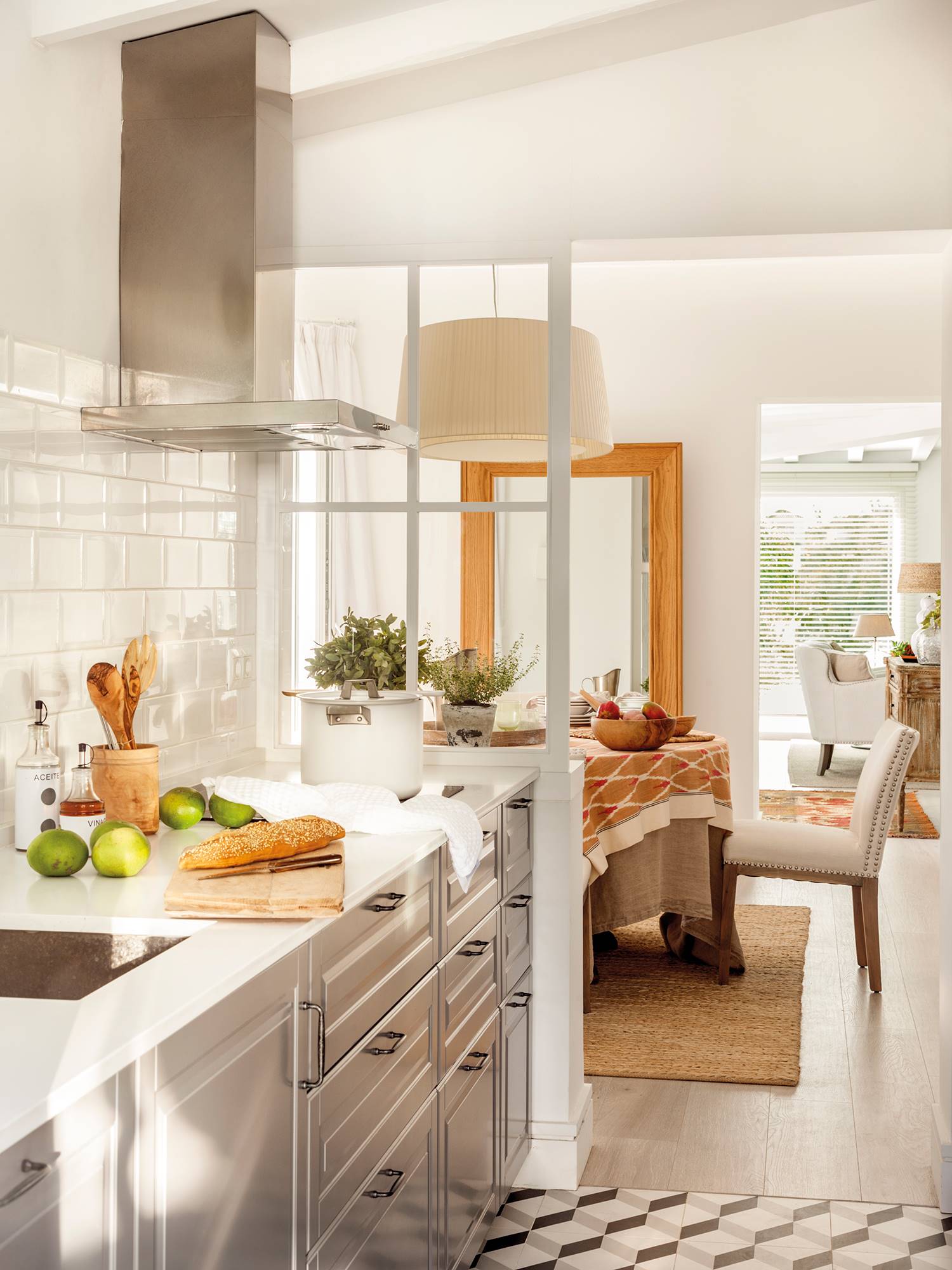 Cocina con muebles en gris con paso abierto al comedor_ 00442995