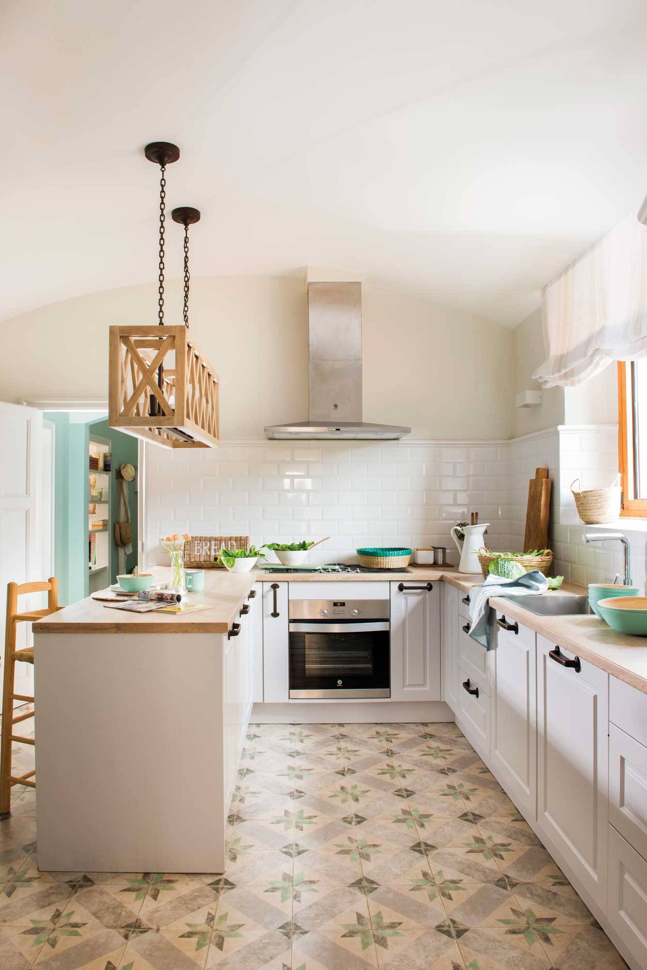 Cocina moderno con sabor campestre con muebles en gris_00487124