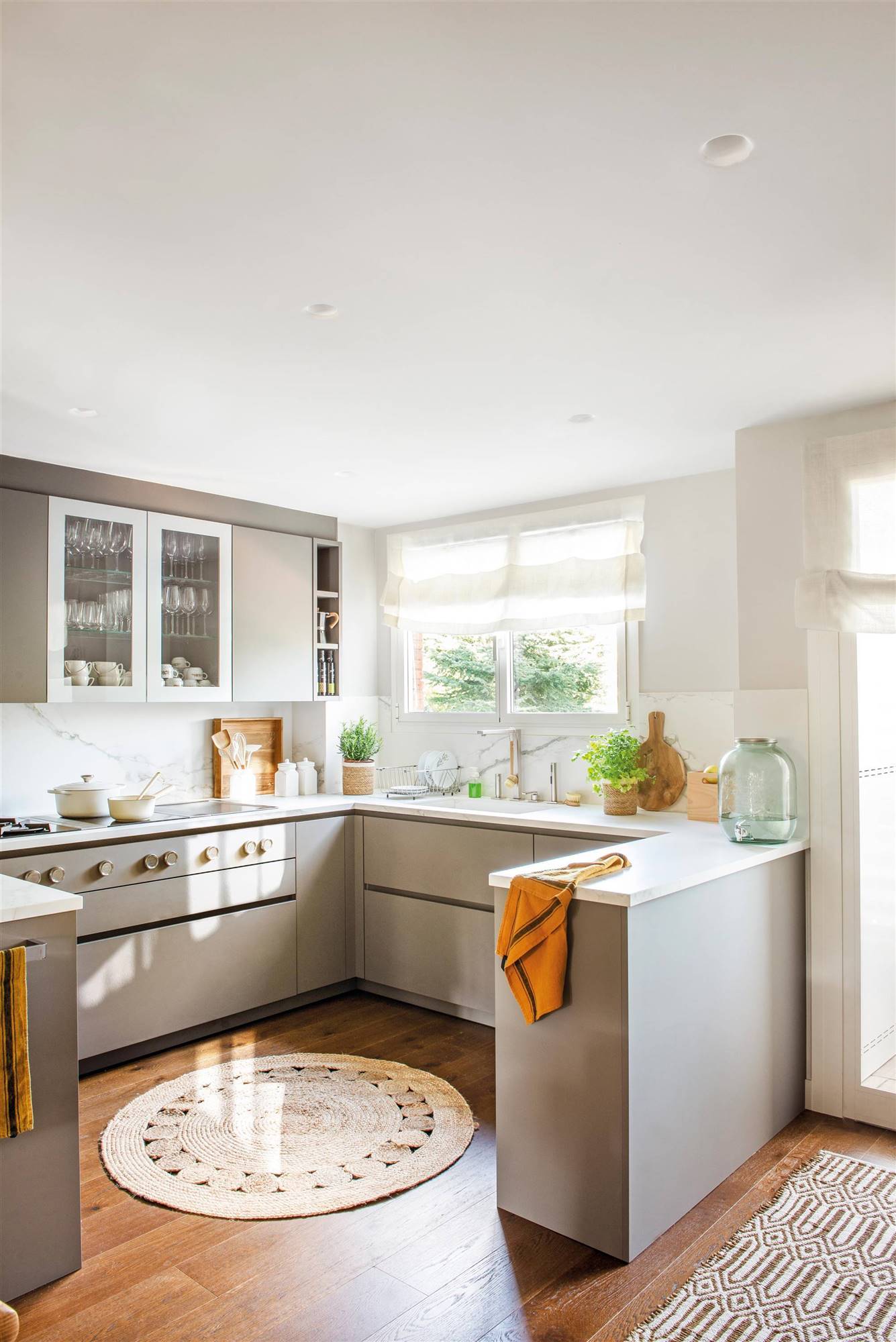 Cocinas con muebles en gris. 