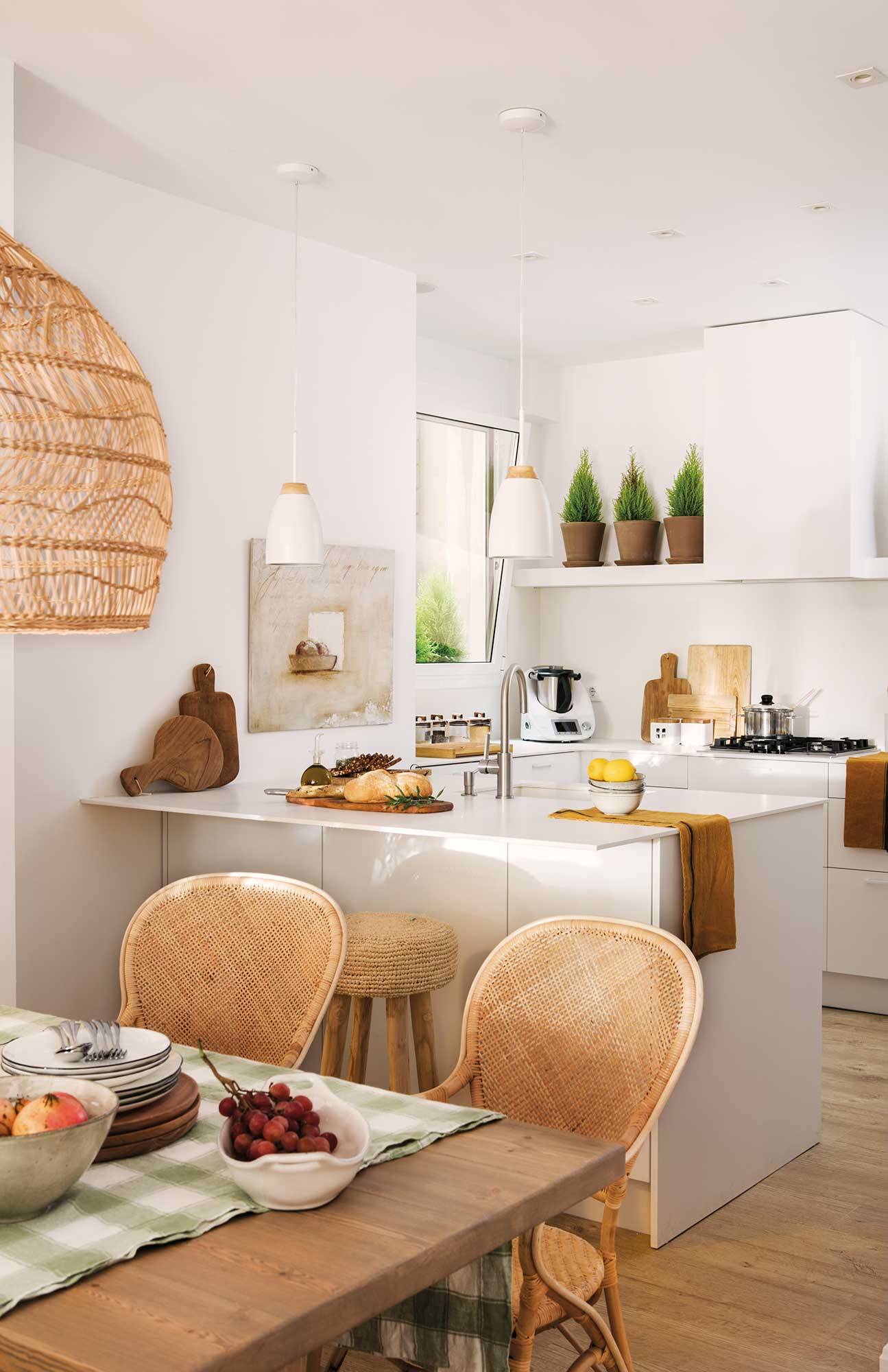 Cocina abierta en blanco con barra y office con fibras.