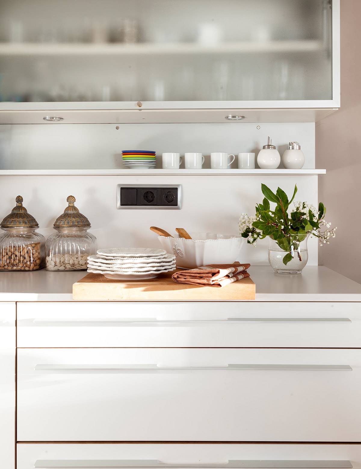 Cocina con antepecho con estante.