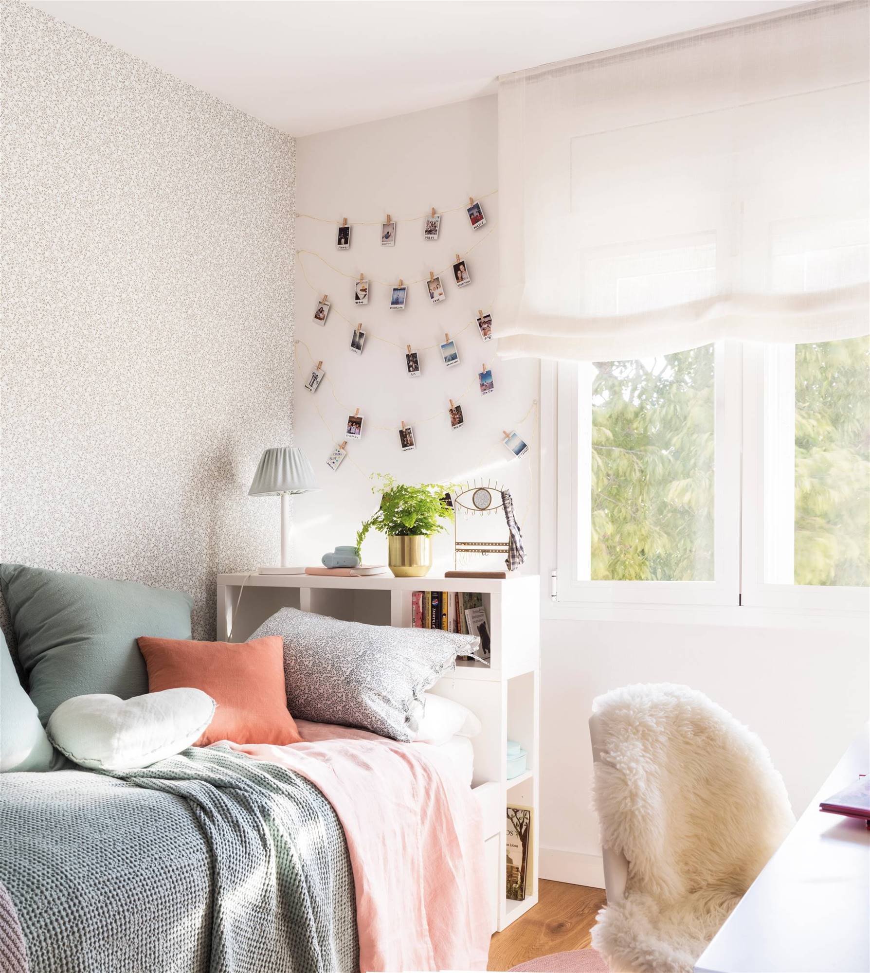 dormitorio juvenil con cama y mueble cabecero 00524540