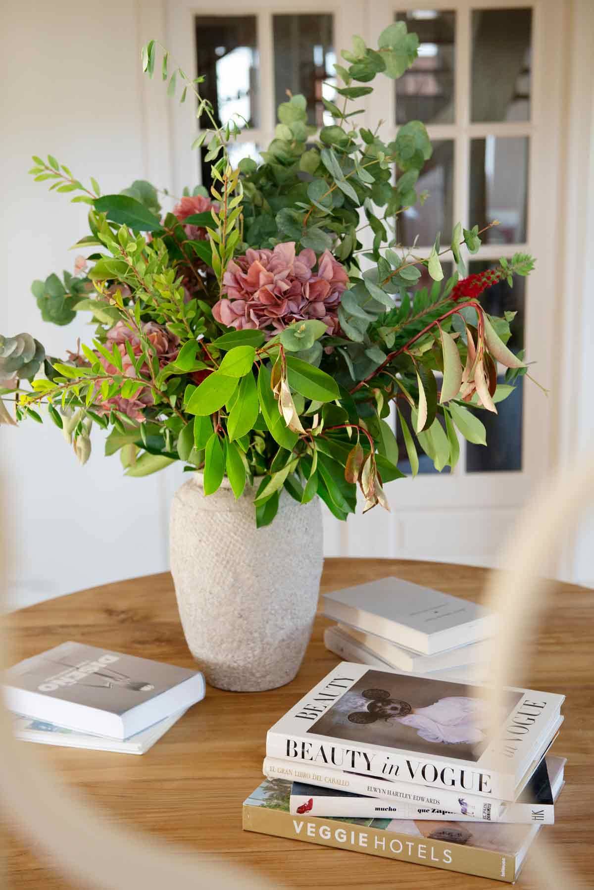 Hortensias en la mesa del salón. 