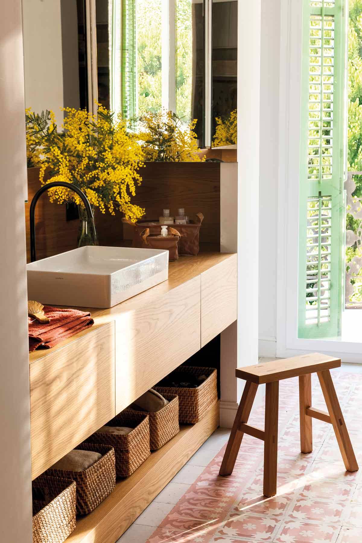 Ramo de mimosas en el baño. 