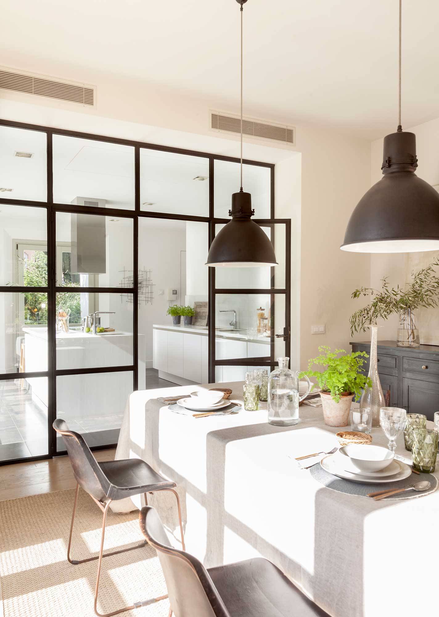 Comedor y cocina separados por un cerramiento de cristal 00531868 O