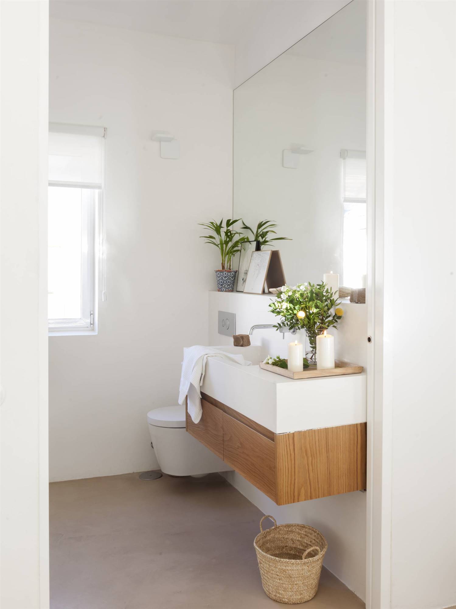 baño con mueble e inodoro volado 