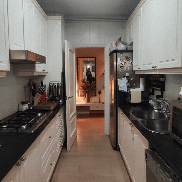 De salón oscuro y cerrado a súper salón blanco y luminoso con cocina abierta que parece más grande