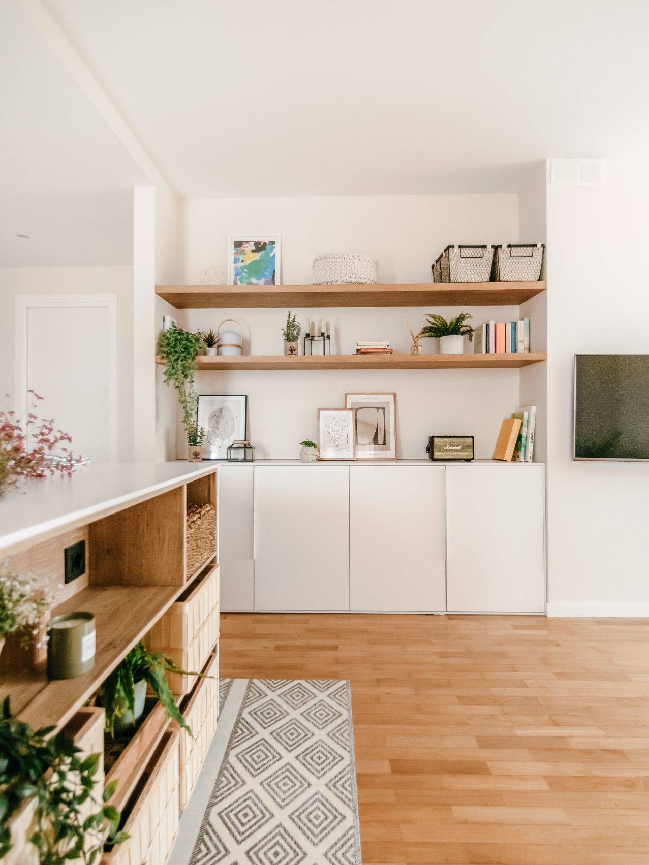 Estantería blanca con detalles en madera. 