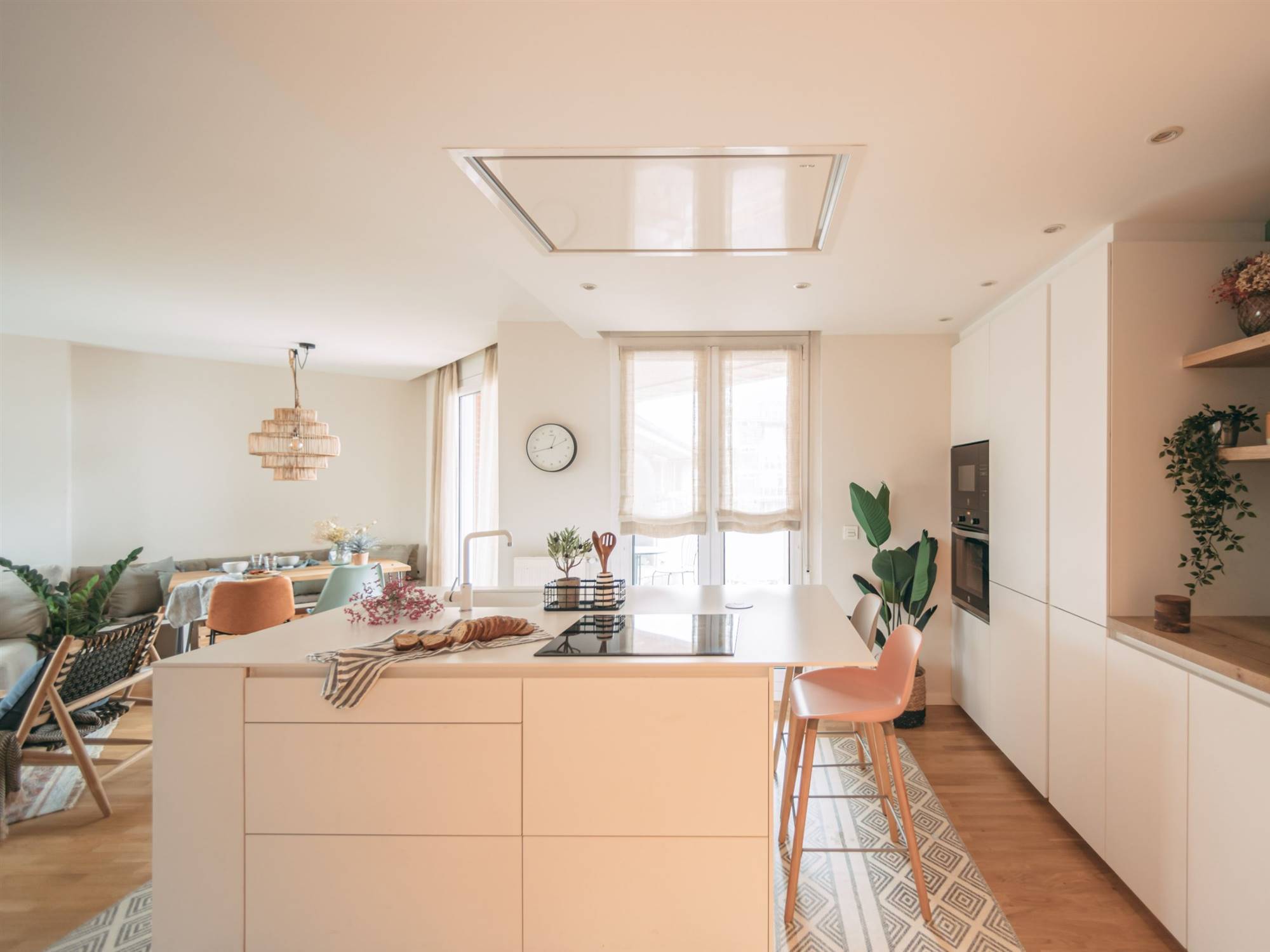 Cocina con isla con almacenaje. 
