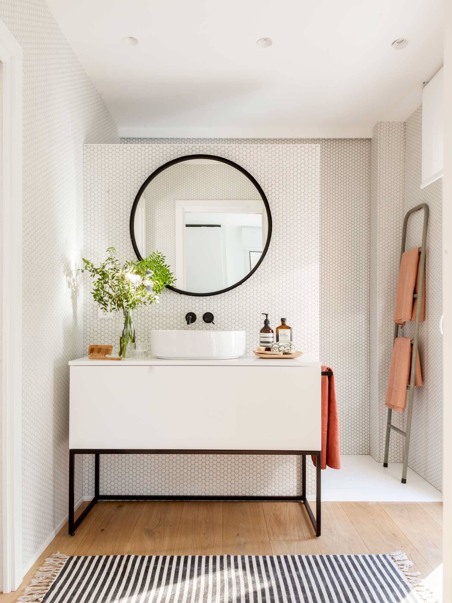 Baño moderno en blanco y negro 00502082-o fd819439 1500x2000