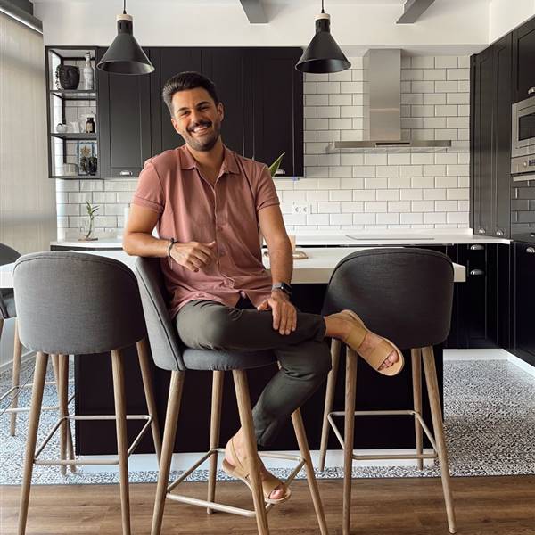 Casas de lectores: la casa centenaria con decoración actual y cocina negra de Santi en Ourense
