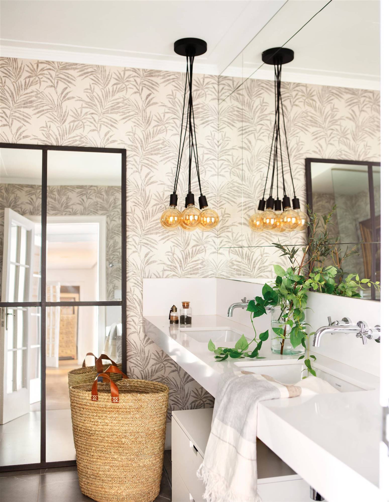 Baño con papel pintado y lámparas y espejo de pie en negro. 