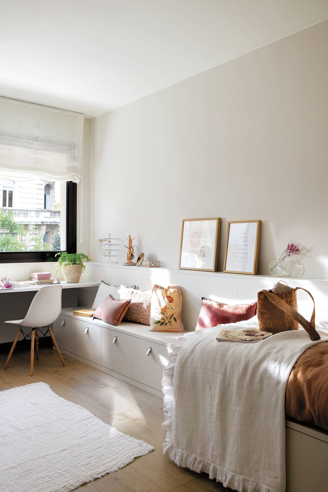 Habitación infantil con banco con cajones. 