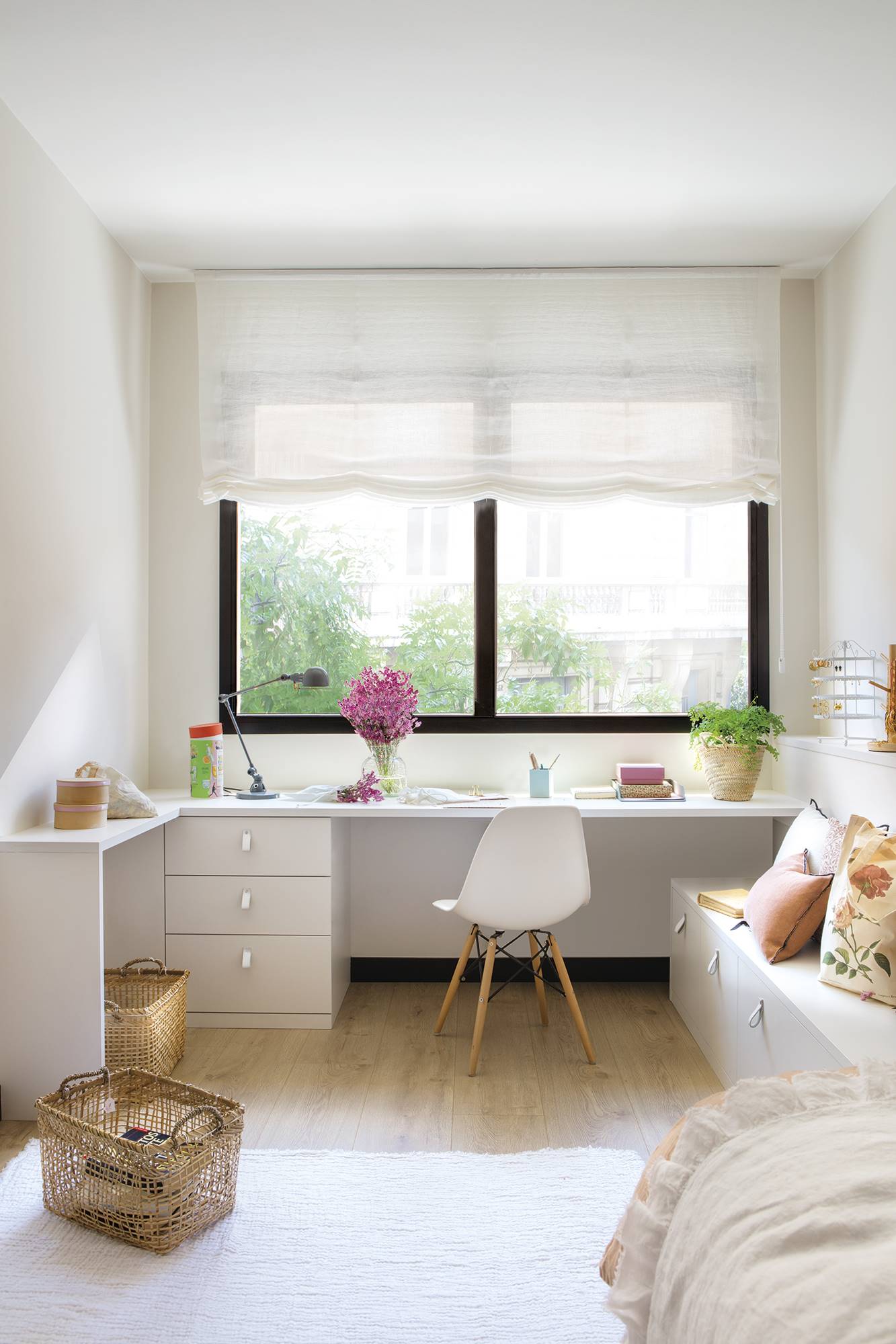 Dormitorio infantil con muebles blancos. 