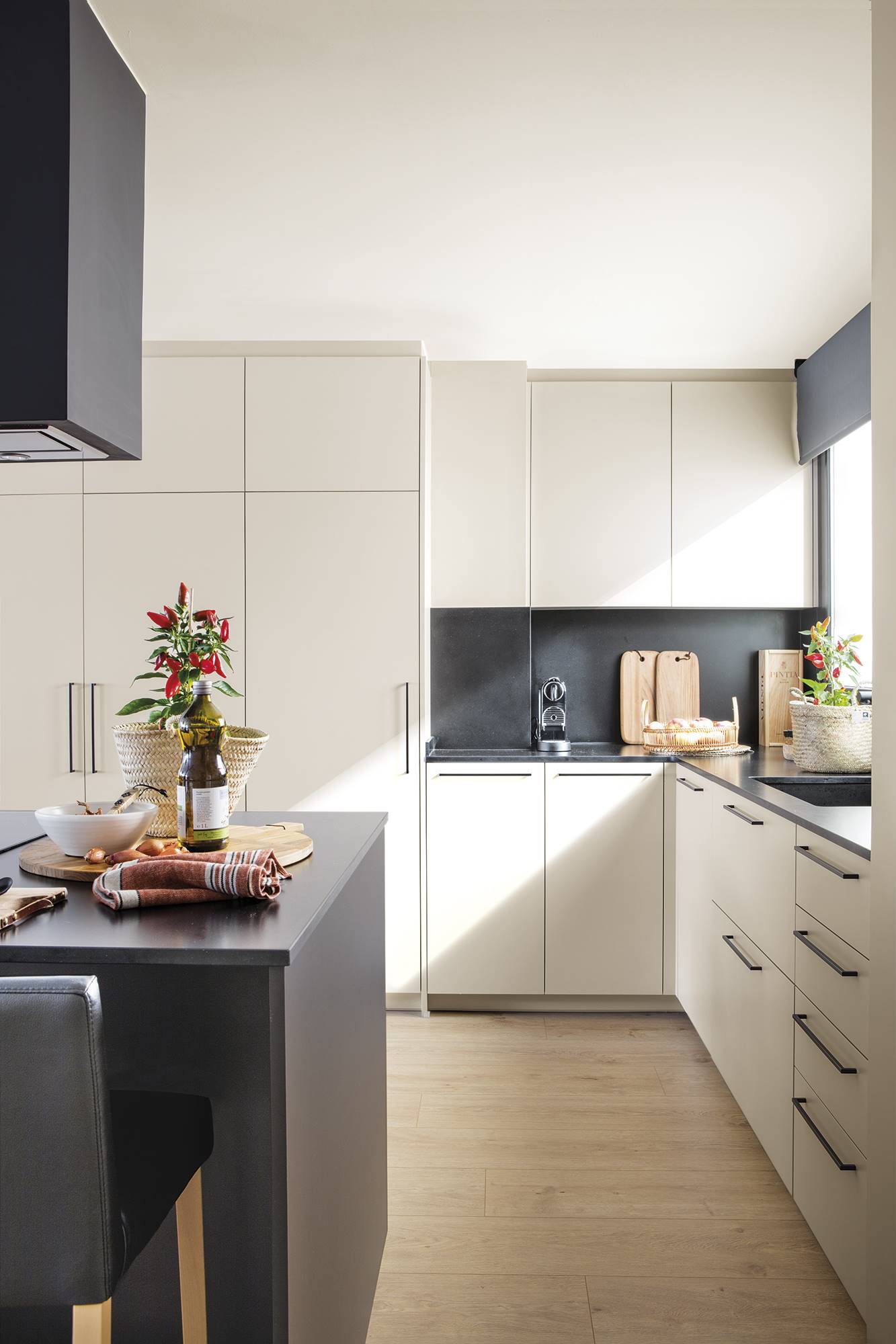 Cocina moderna en crema y negro.