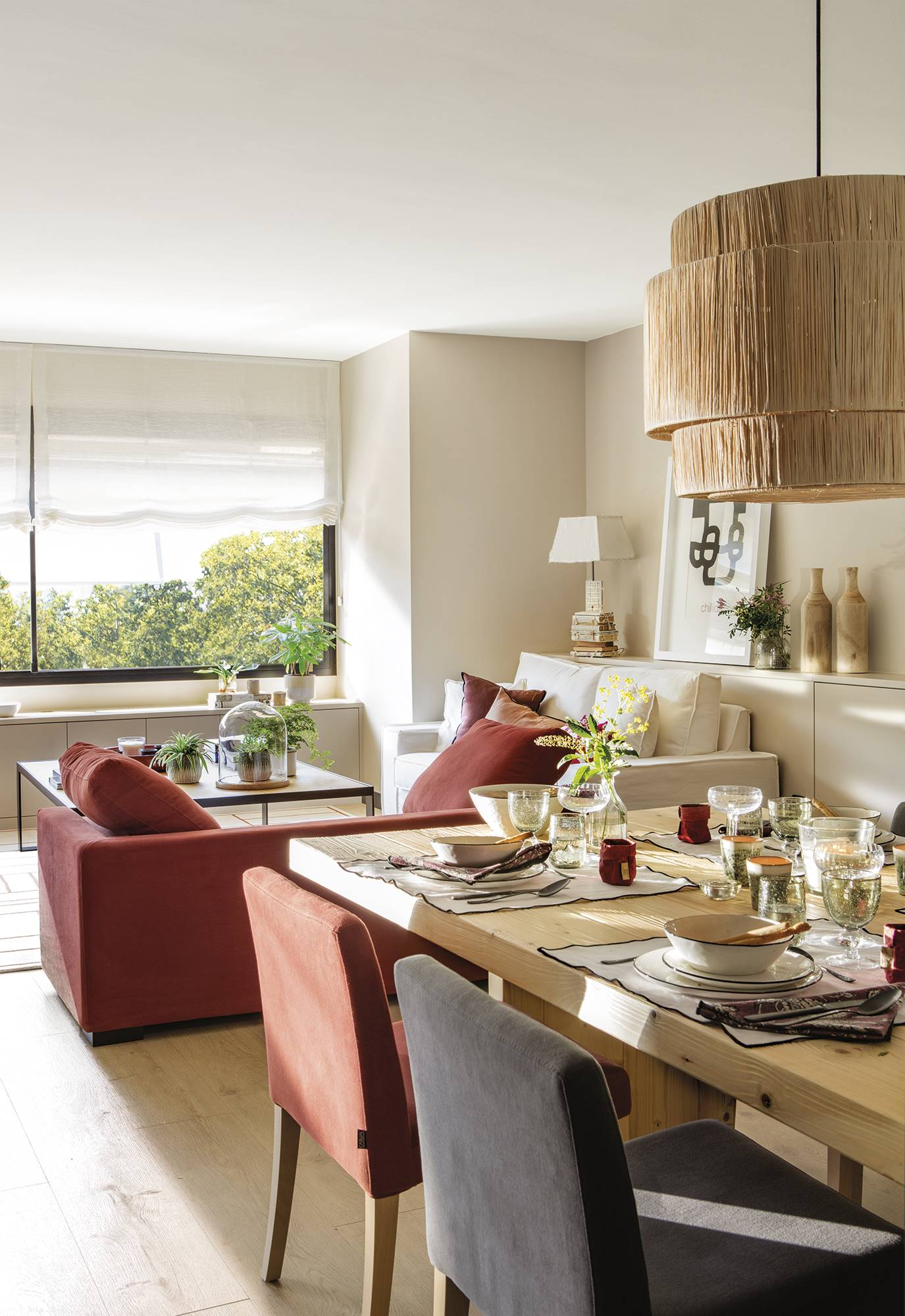 Comedor con mesa de madera abierto al salón. 